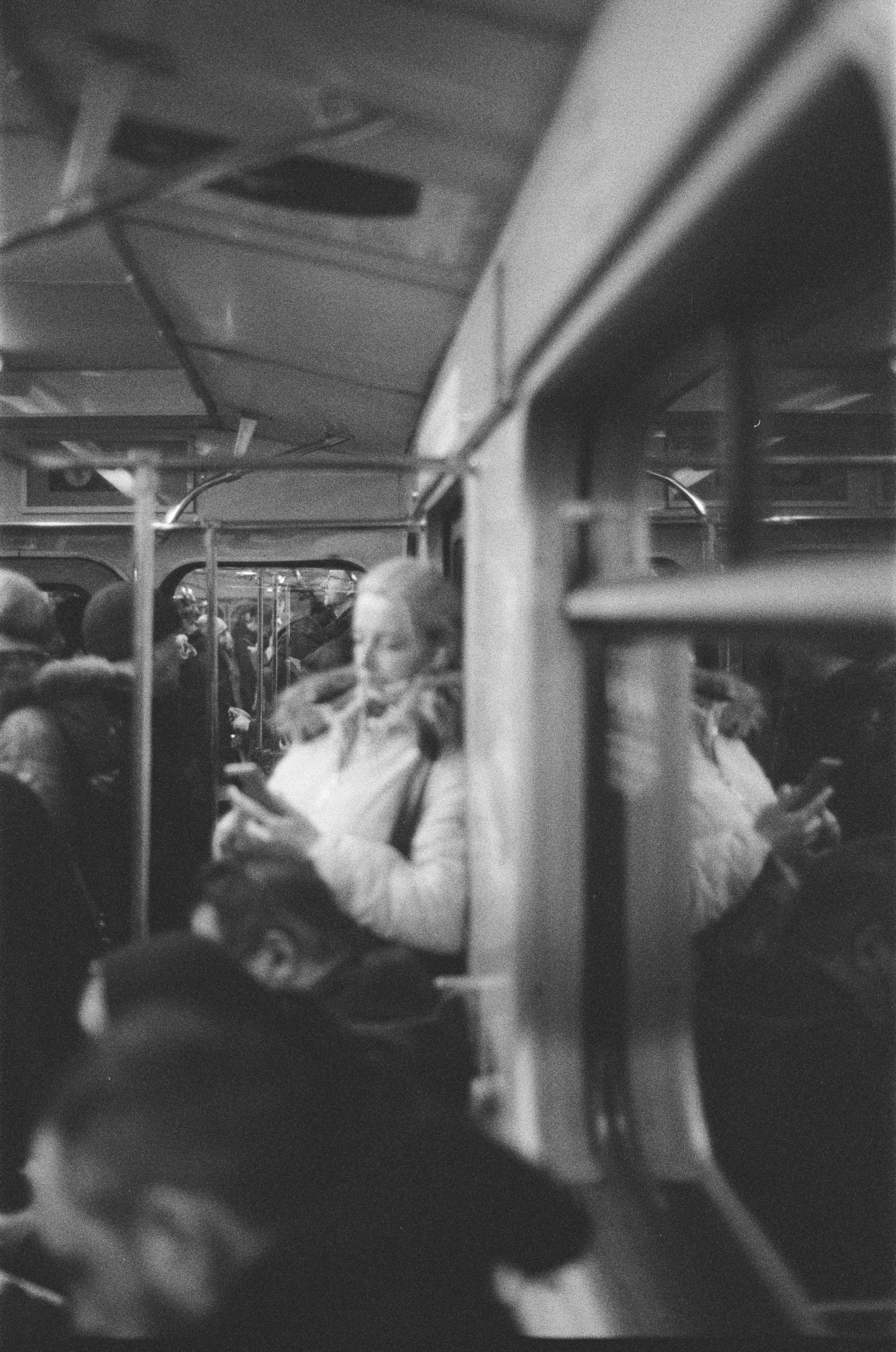 Фотосерия «Час пик»: динамика городской суеты в моменты транспортного и человеческого потока, игра света, тени и контраста в хронике городского движения. Фотограф: Ожерельев Лев