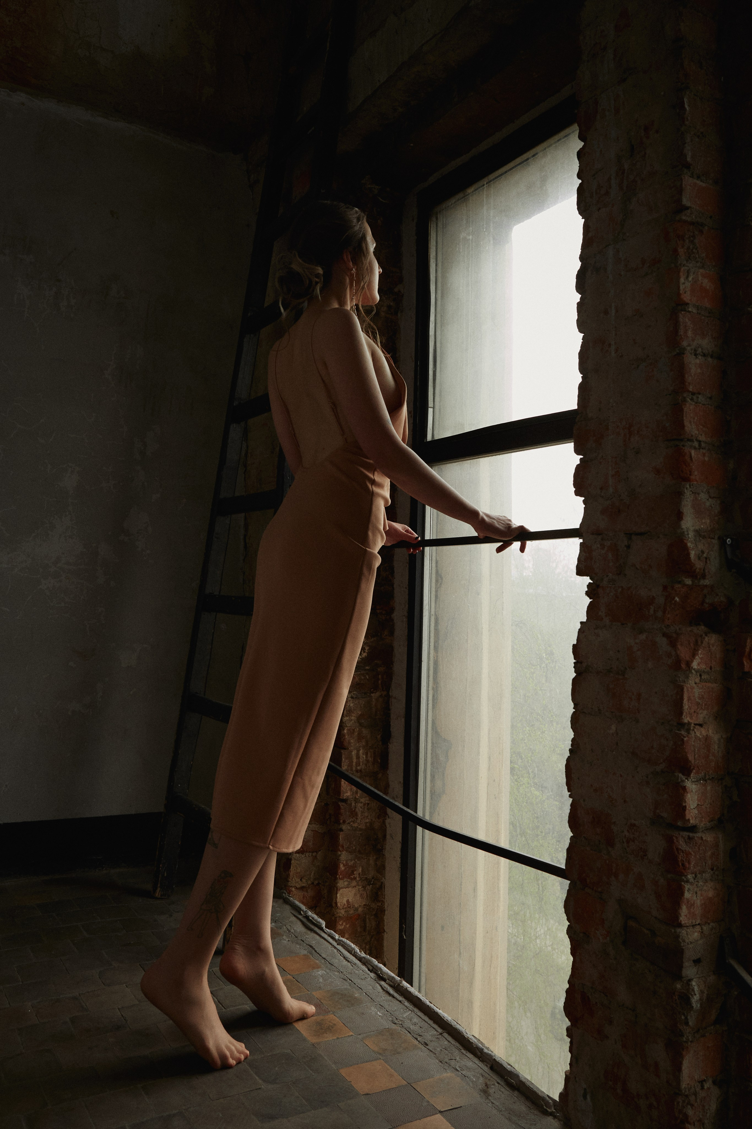 Женский портрет в платье у окна, золотой свет — авторская портретная фотосессия в Москве