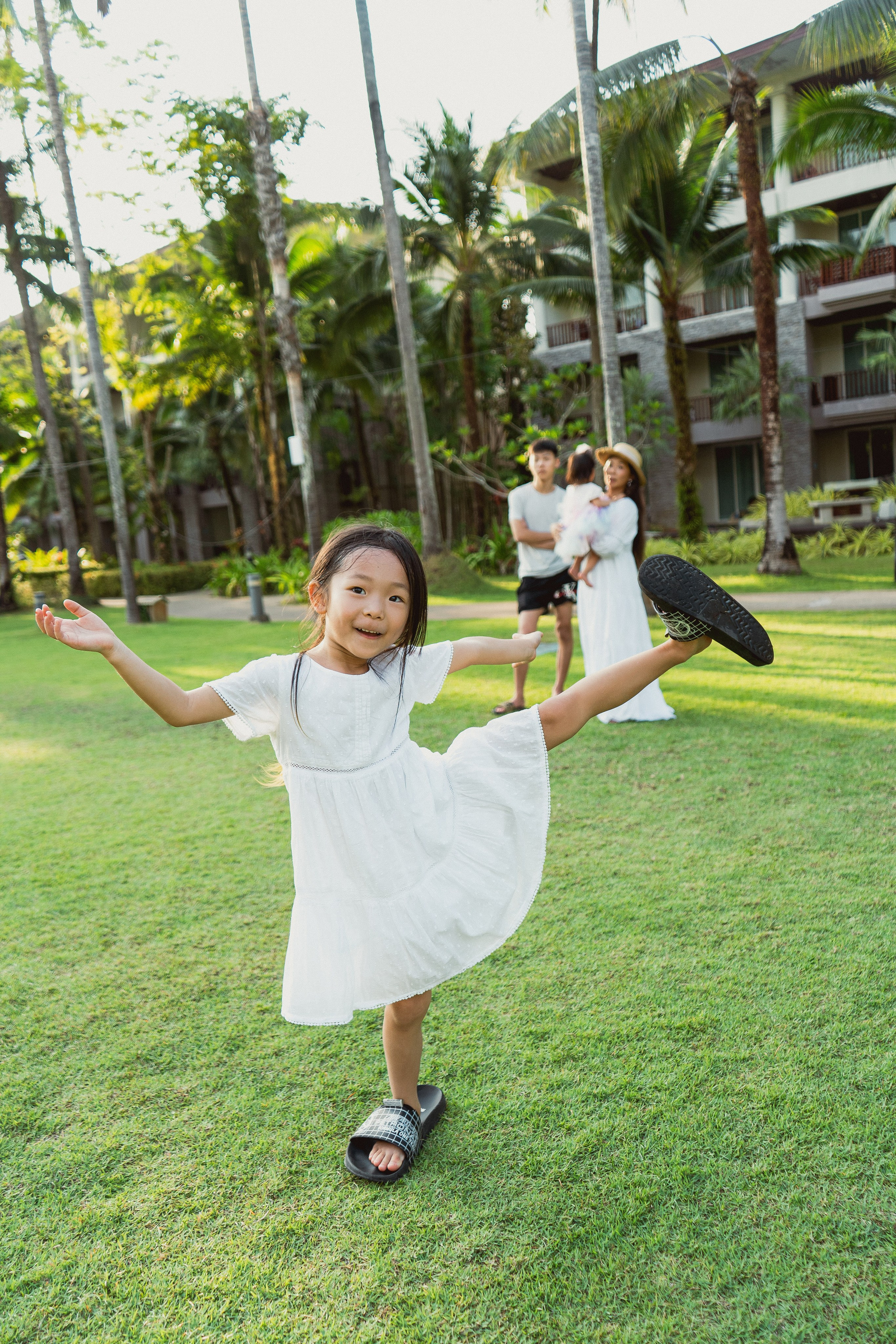 Семейная фотосъёмка на Пхукете – тепло, искренность и любовь вашей семьи на фотографиях. Ян Долматов — фотограф, видеограф и продюсер на Пхукете, Таиланд