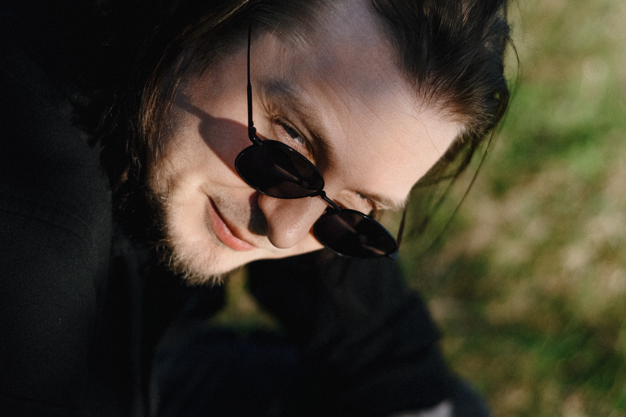 Мужской портрет на природе в Тюмени — Фотограф Дарья Мустафина. Портретный фотограф Тюмень Дарья Мустафина