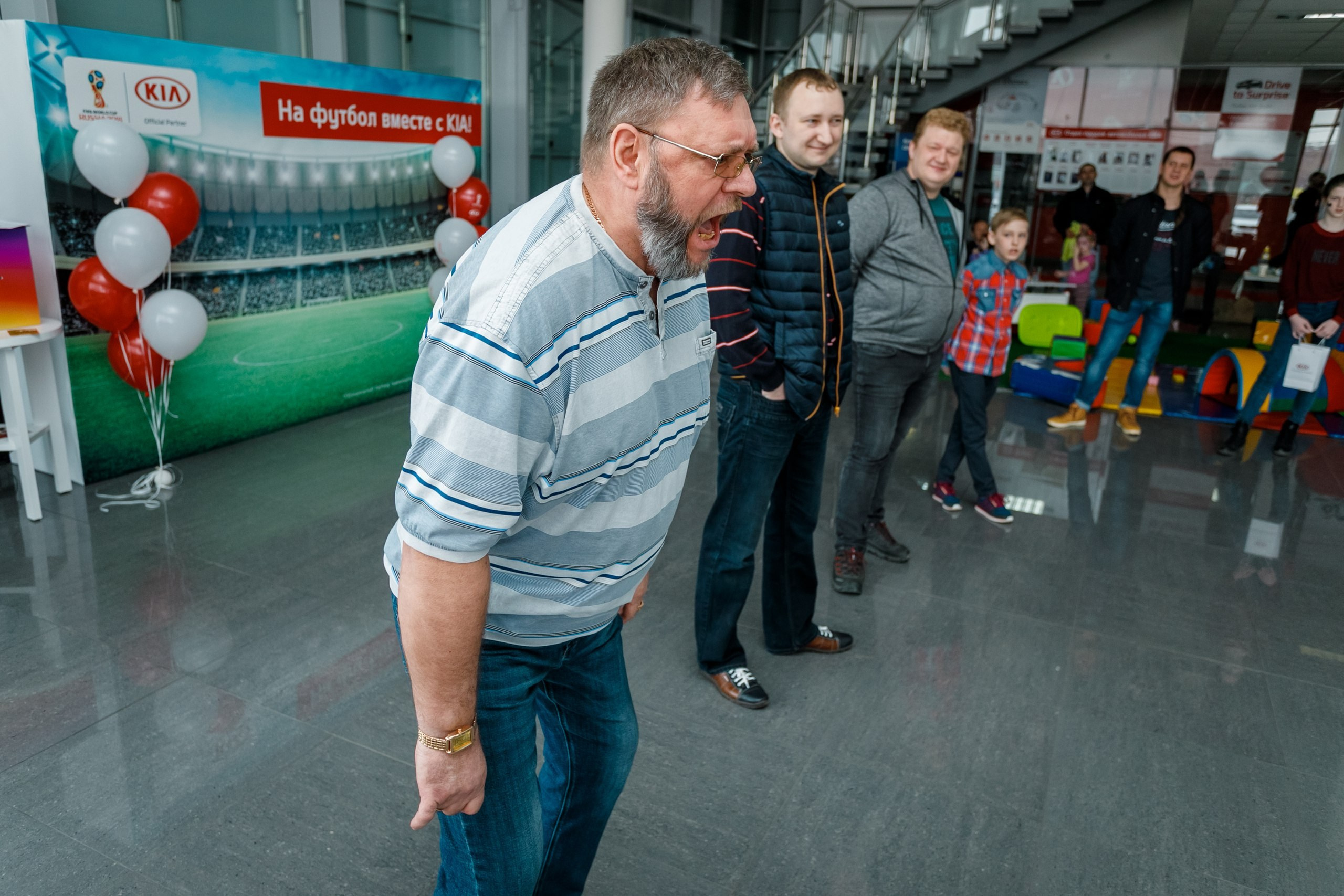 Розыгрыш билетов на ЧМ по футболу FIFA @ Киа Центр. Репортажный фотограф Максим Полянский. Москва, Санкт-Петербург, Красноярск