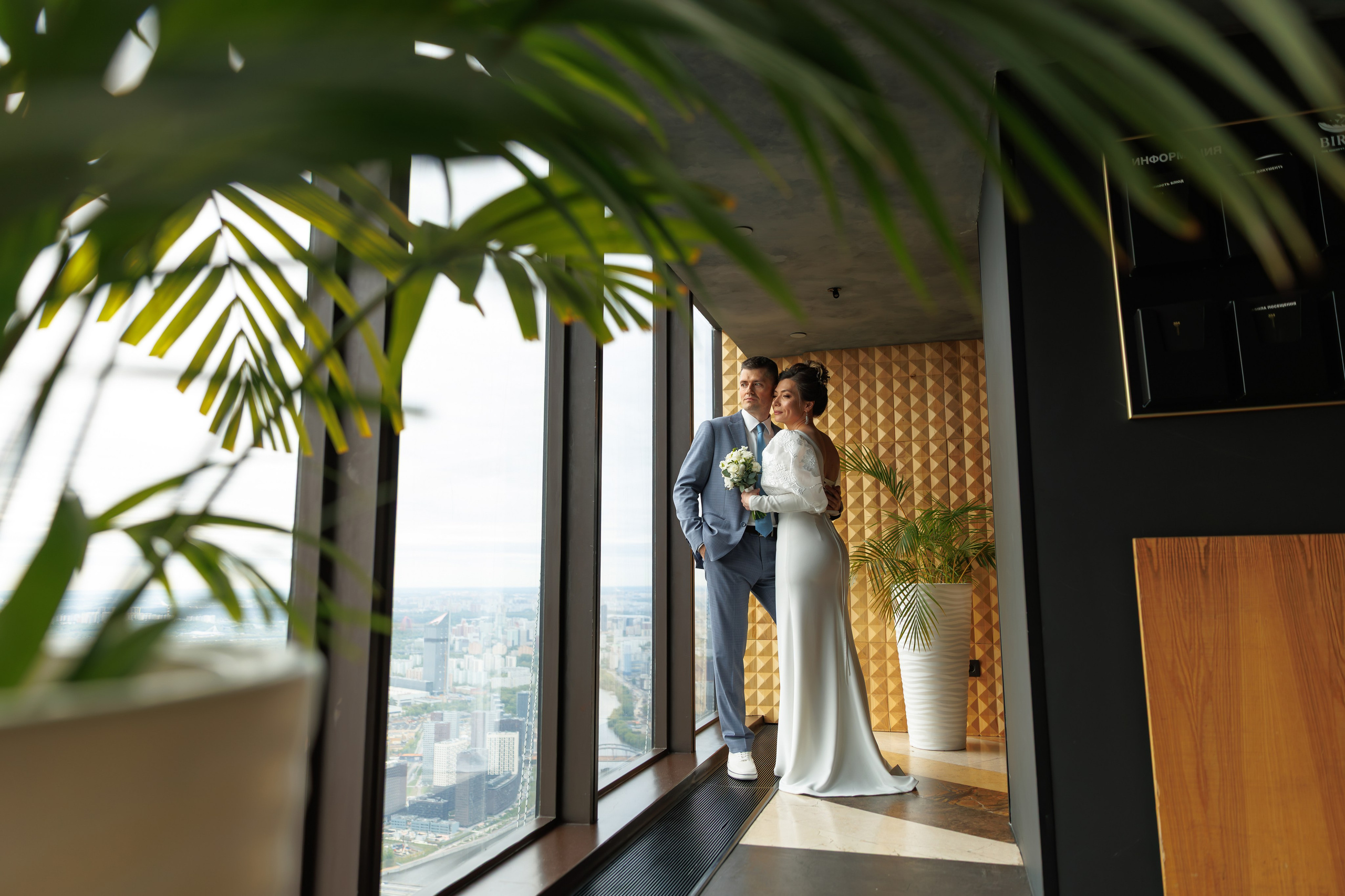 Свадебная фотосессия в библиотеке читальне им Пушкина. Свадебный фотограф Москва и МО Сергей Киржаев