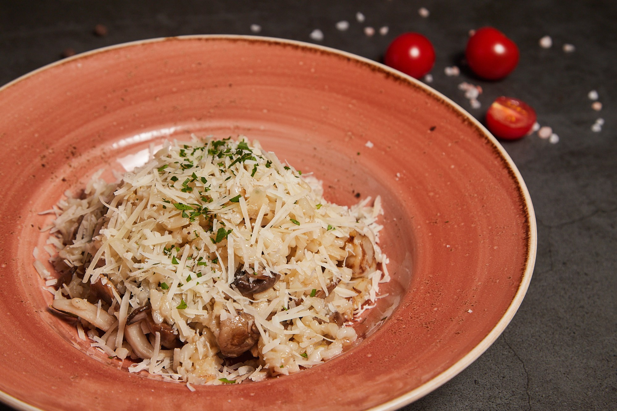 Фуд-фотография ризотто с грибами и зеленью.