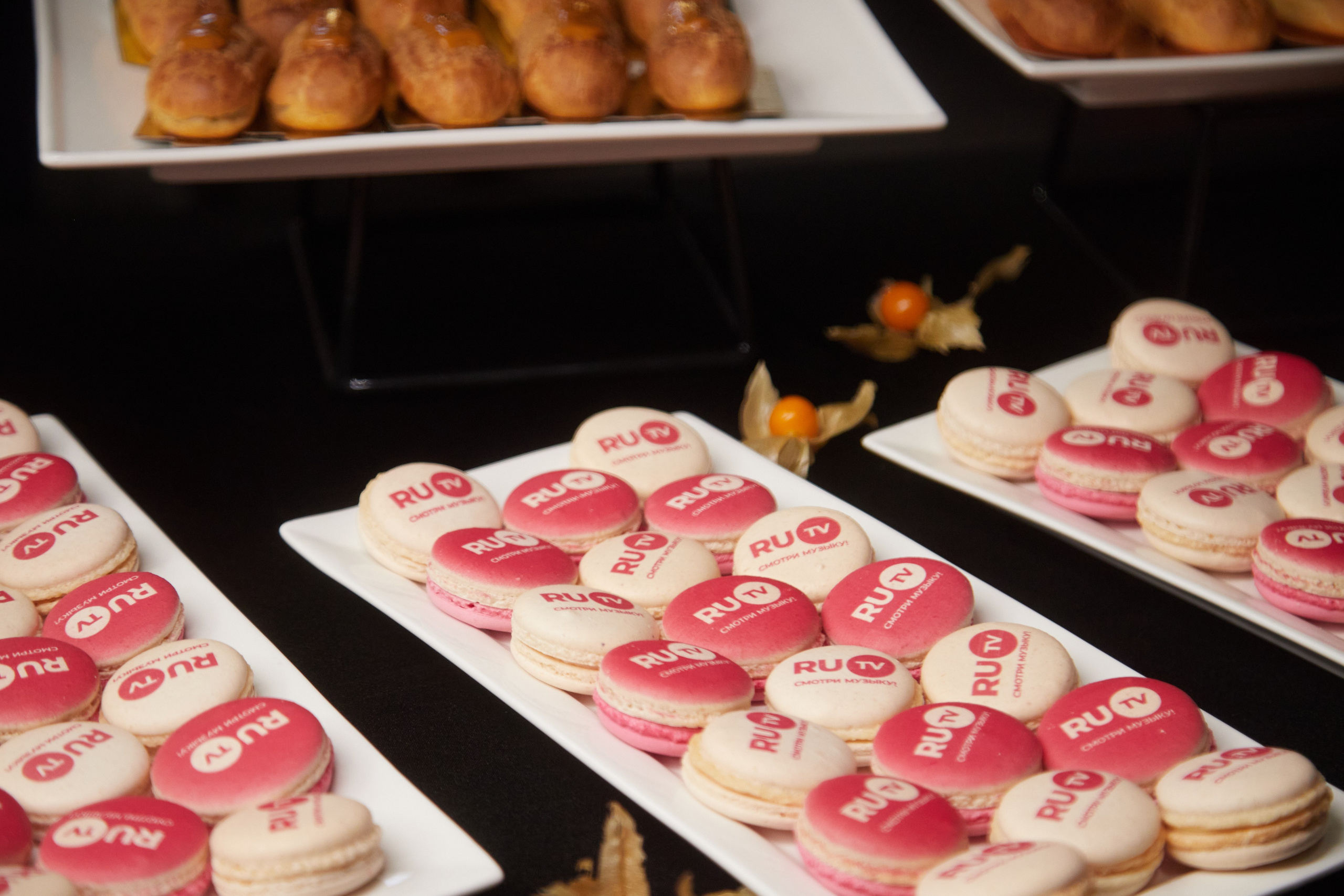 Кейтеринг  — фуд-фотография: Закуски с логотипом на макаронах