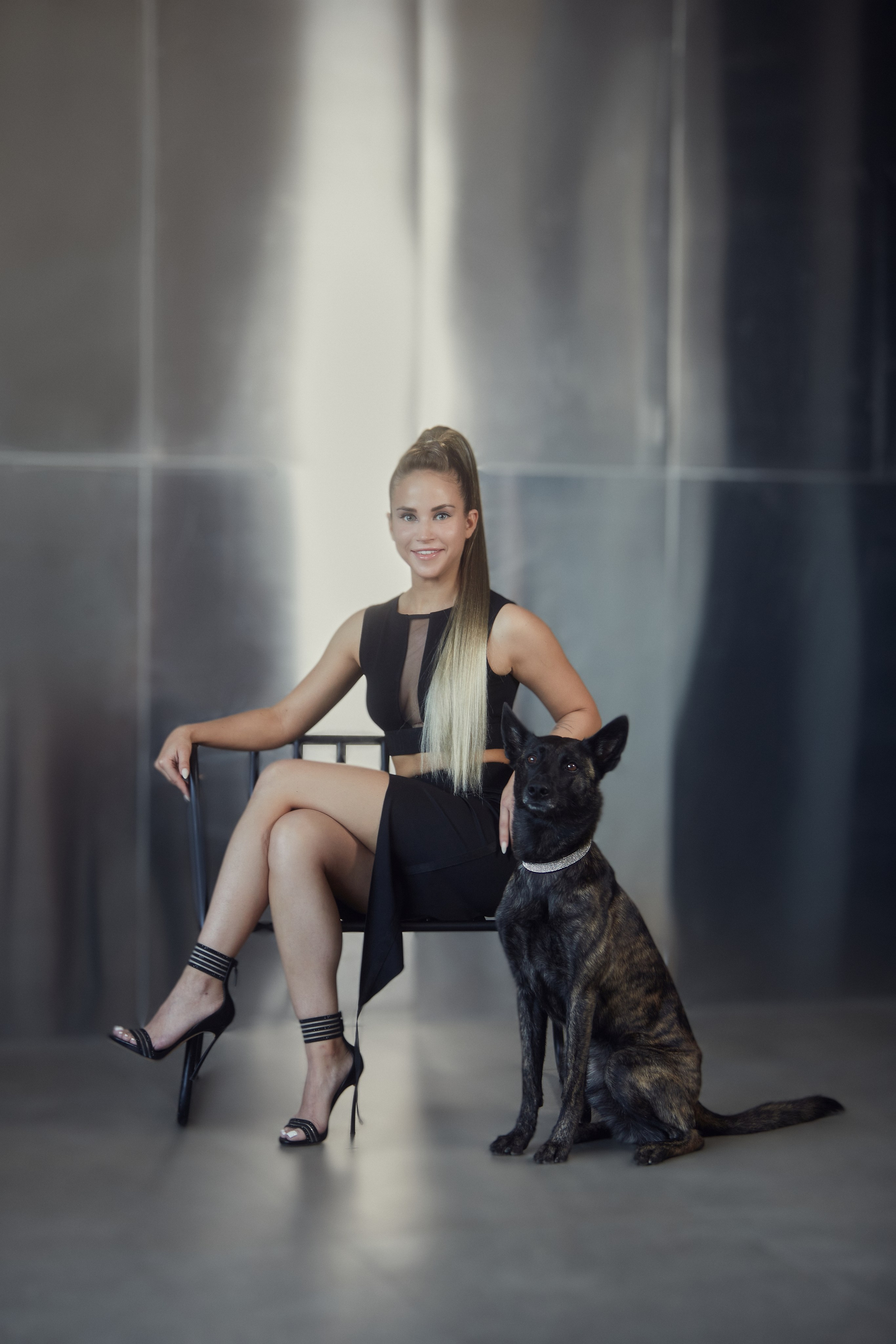 Фото для каталога Hairshop — длинный хвост блонд, рекламная съёмка.