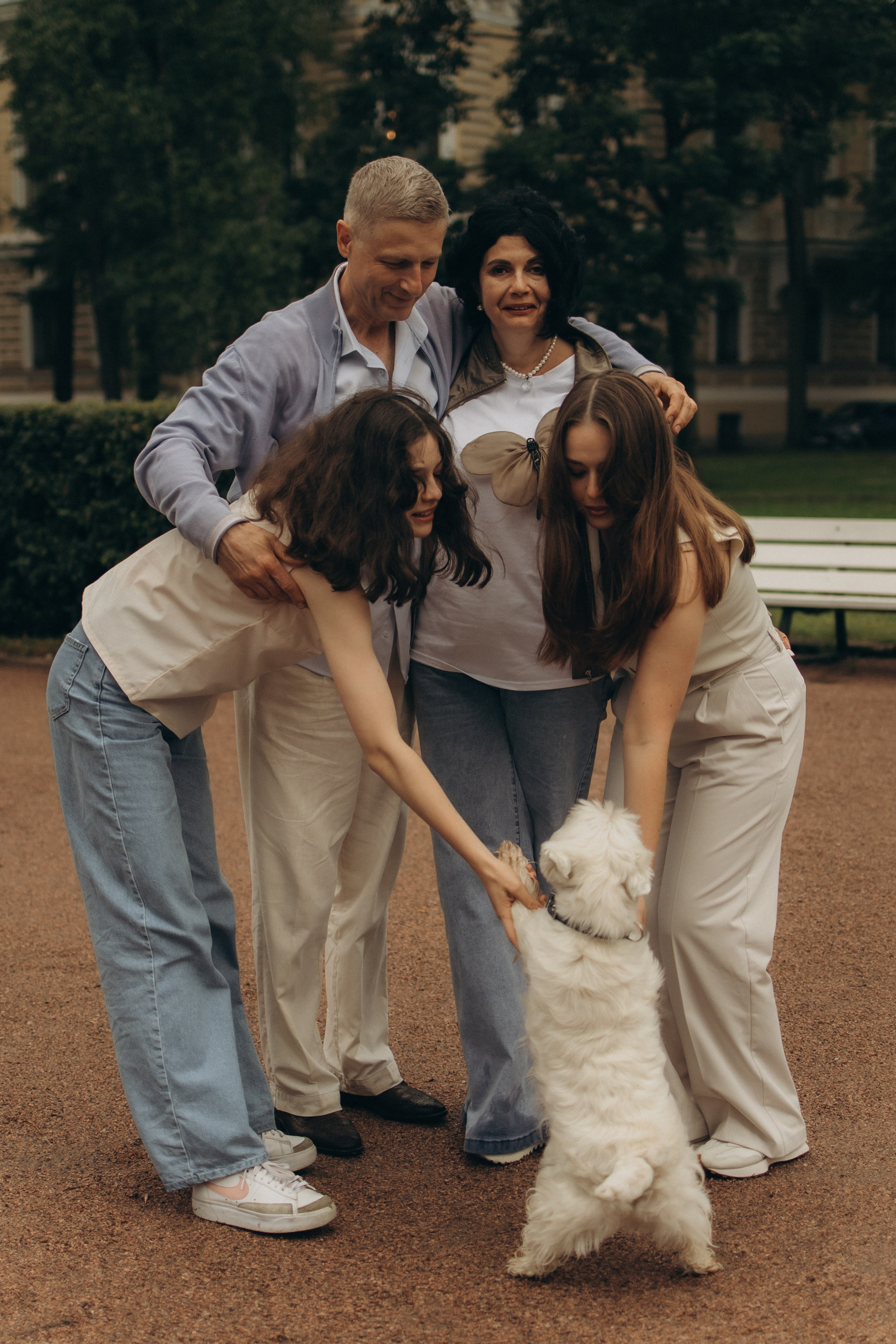 Моника, Мишель, Юлия, Дмитрий и песик Беня. Семейный, домашний, ньюборн фотограф Москва Цветкова Елизавета