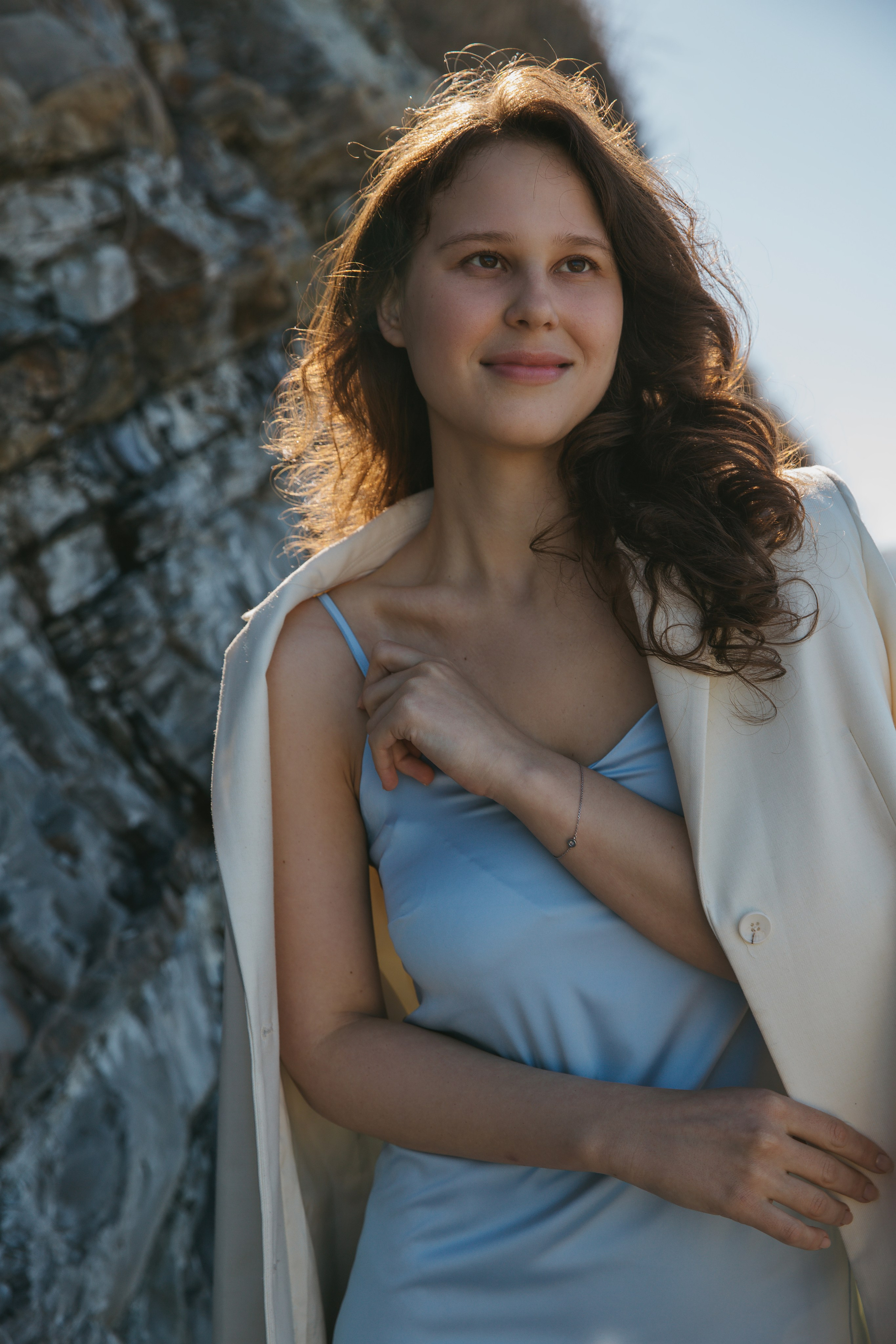 На галечном пляже