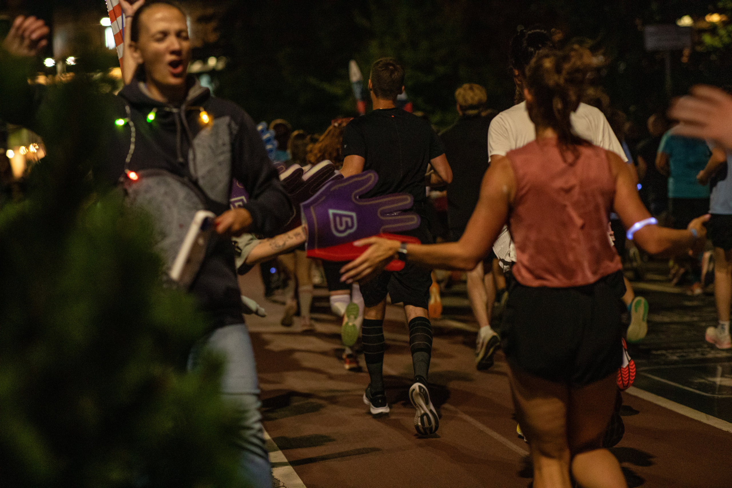 Ночной забег в ленте фотографий бегунов 03.08.24. Фотограф Сергей Ловкий