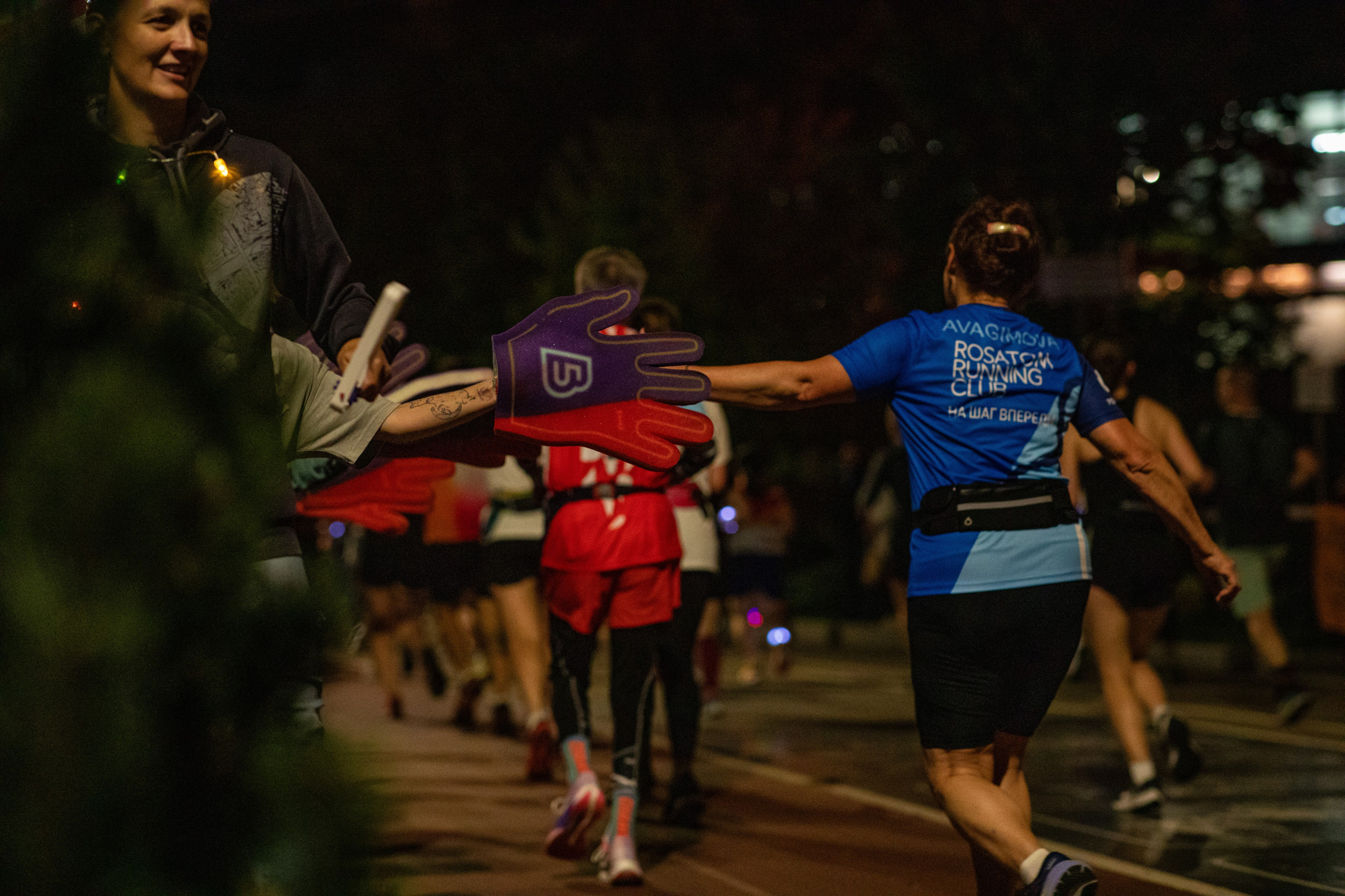 Ночной забег в ленте фотографий бегунов 03.08.24. Фотограф Сергей Ловкий