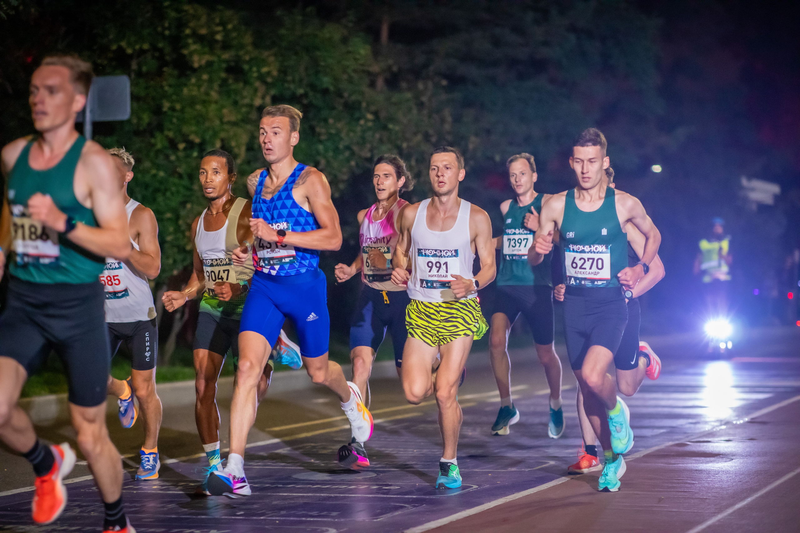 Ночной забег в ленте фотографий бегунов 03.08.24. Фотограф Сергей Ловкий