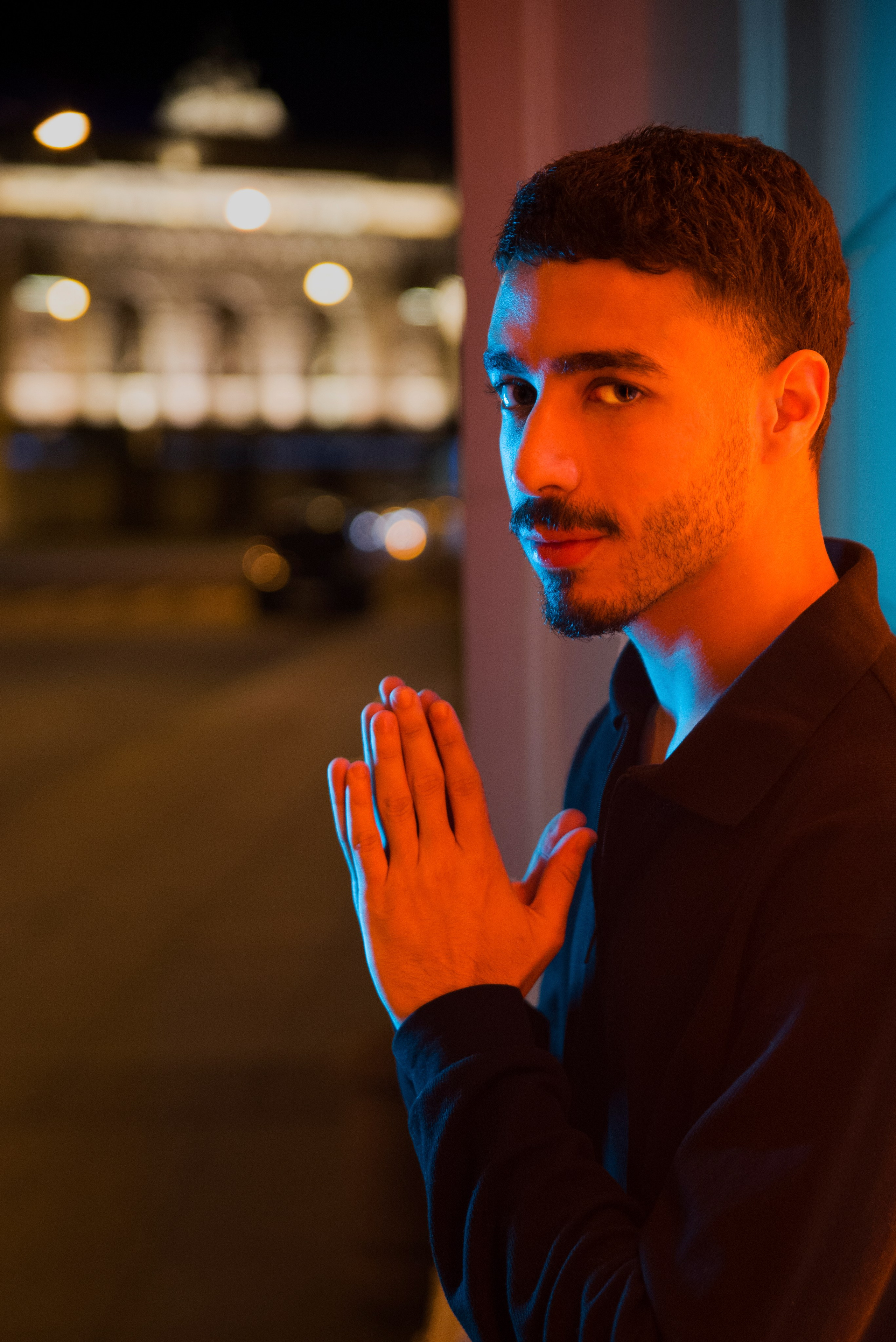 Зинадин. Уличная сессия с цветным светом