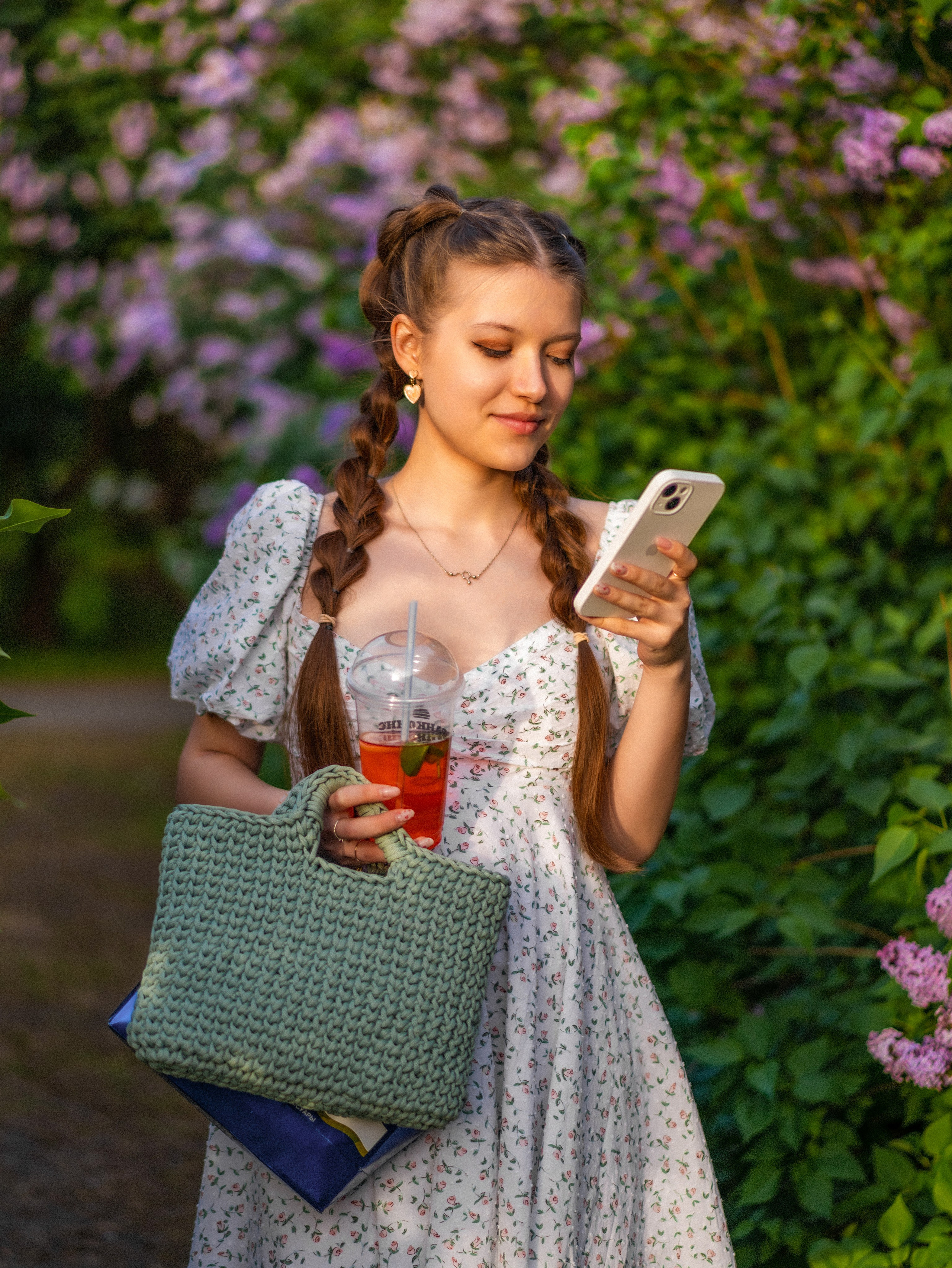 Ольга — фотосессия в сиреневом саду. Фотограф Москва