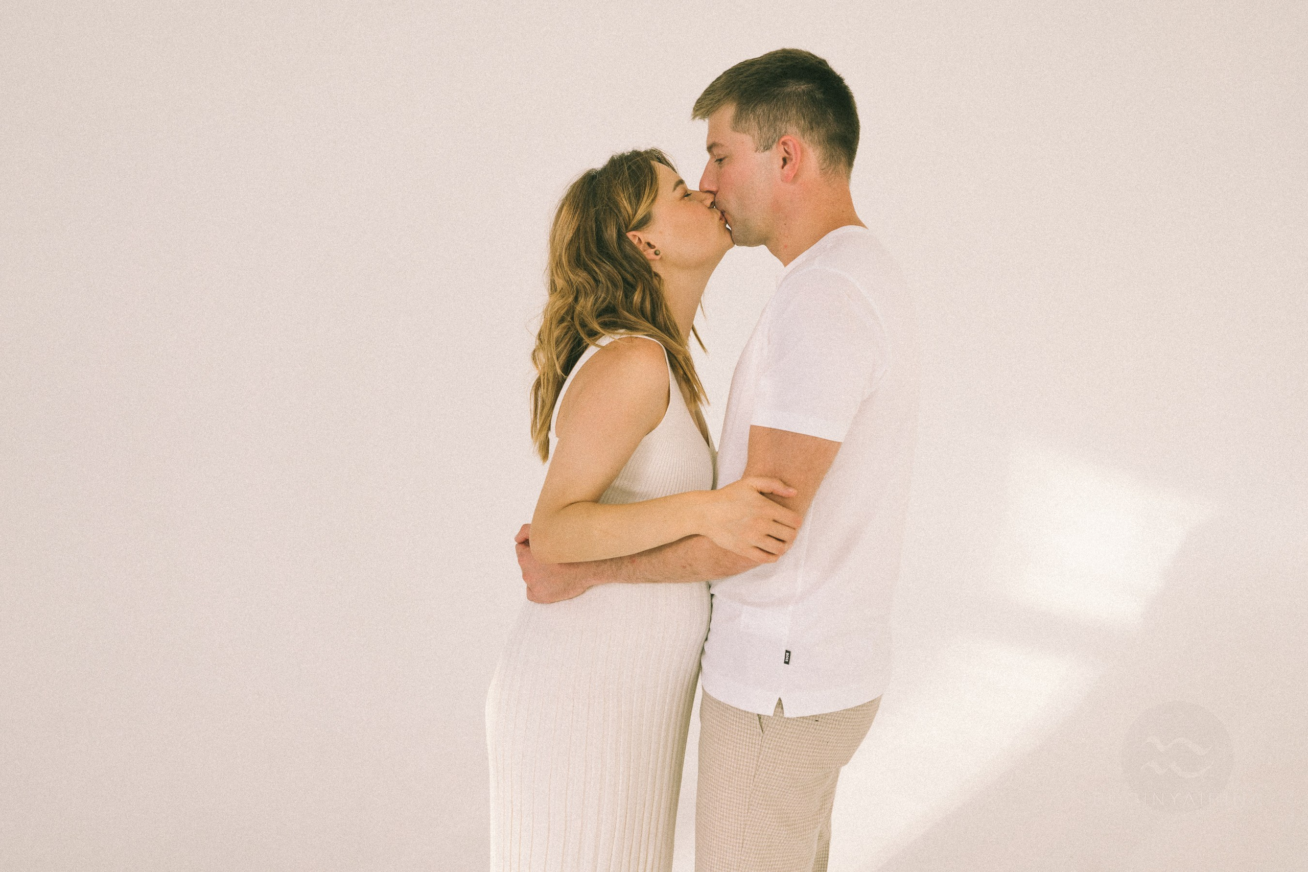 семейная фотосессия беременности с ребенком в студии