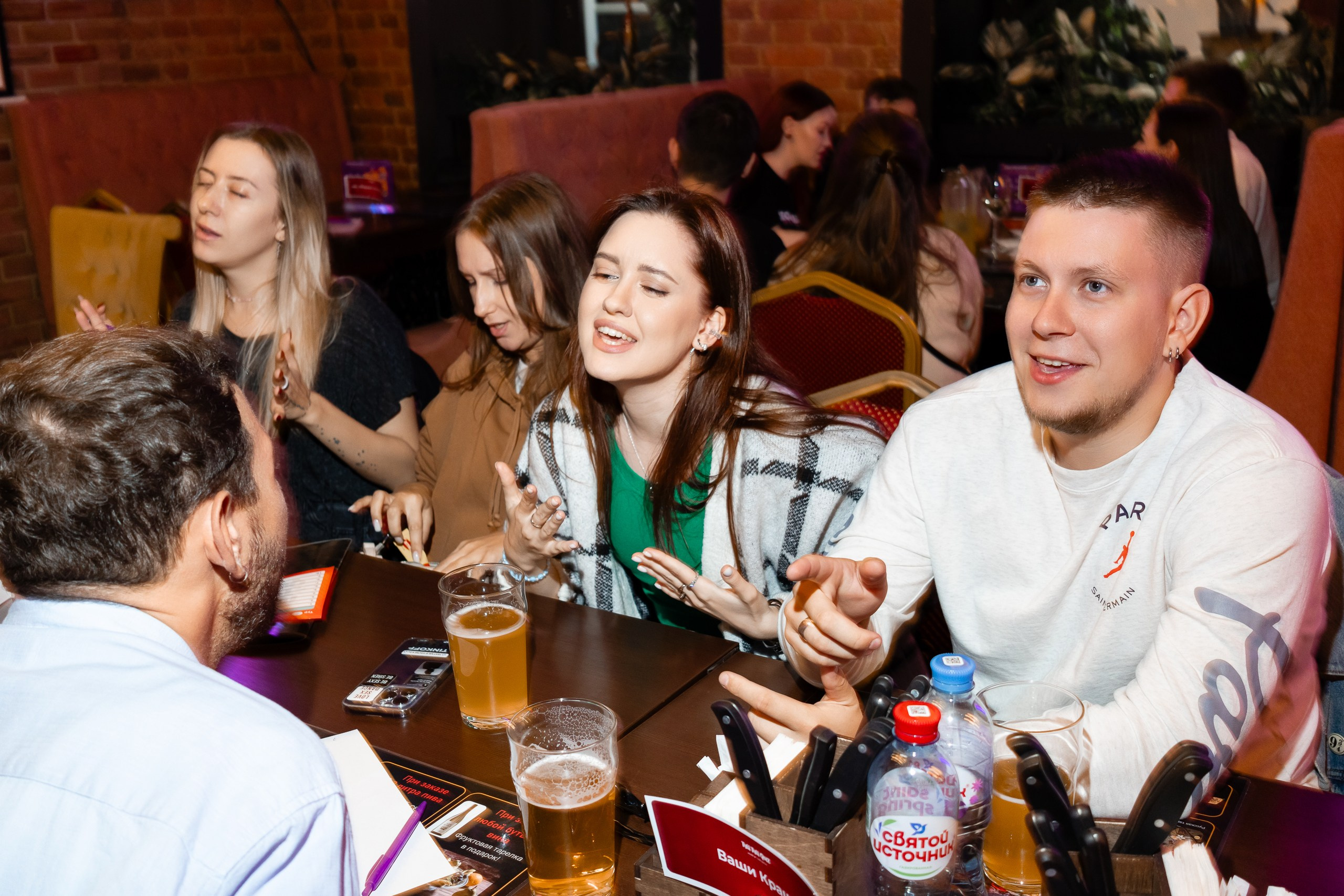 Игроки квиза угадали песни и исполняют ее