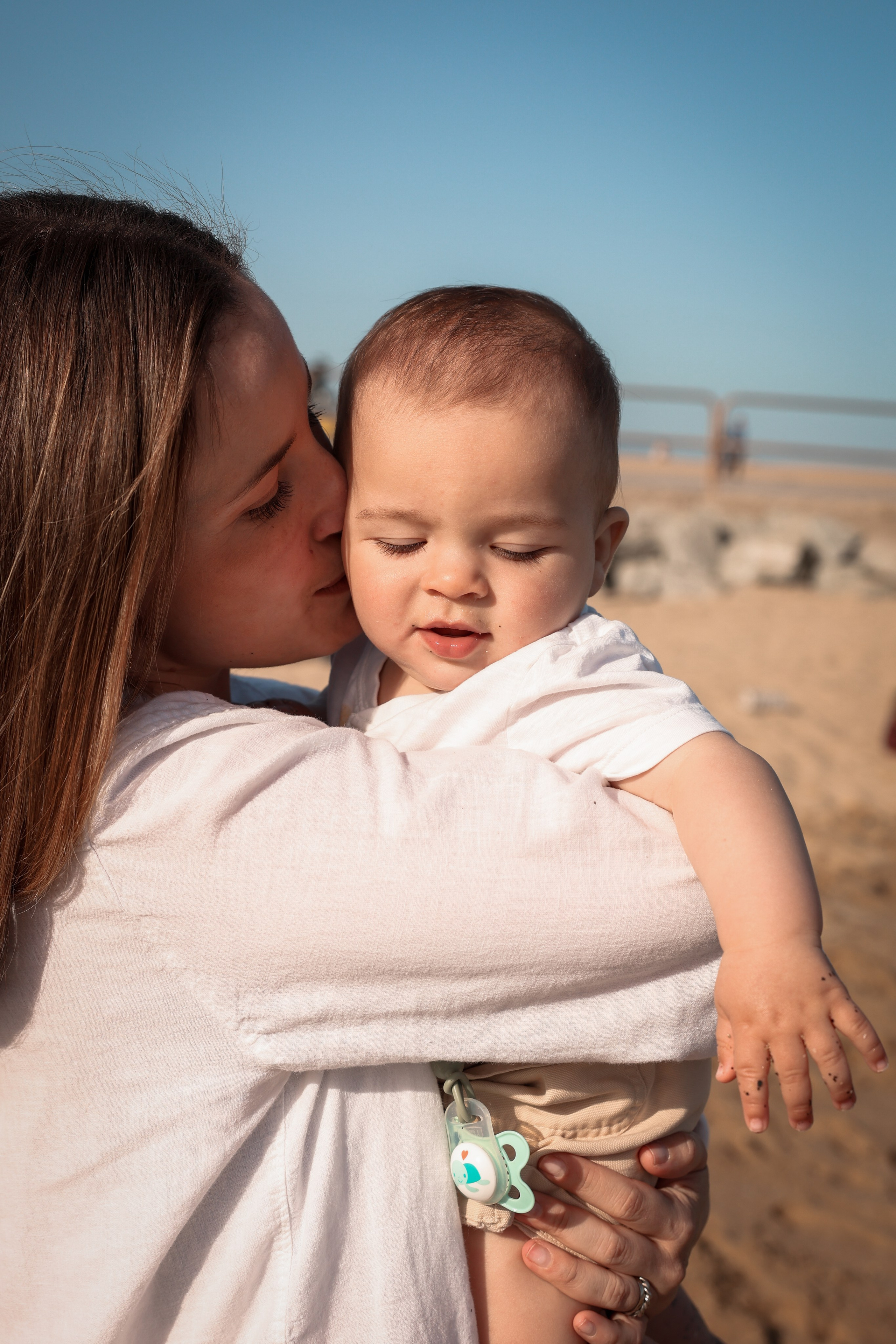 Family pizza at the sea. Natalia Zhuravleva|family, newborn, maternity photographer in Barcelona