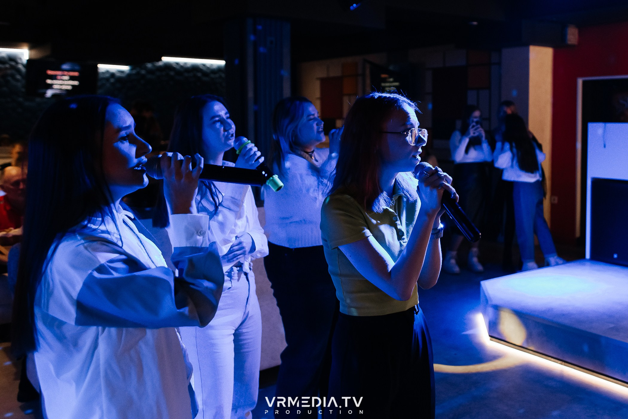 8 марта в караоке-ресторане «Голос»