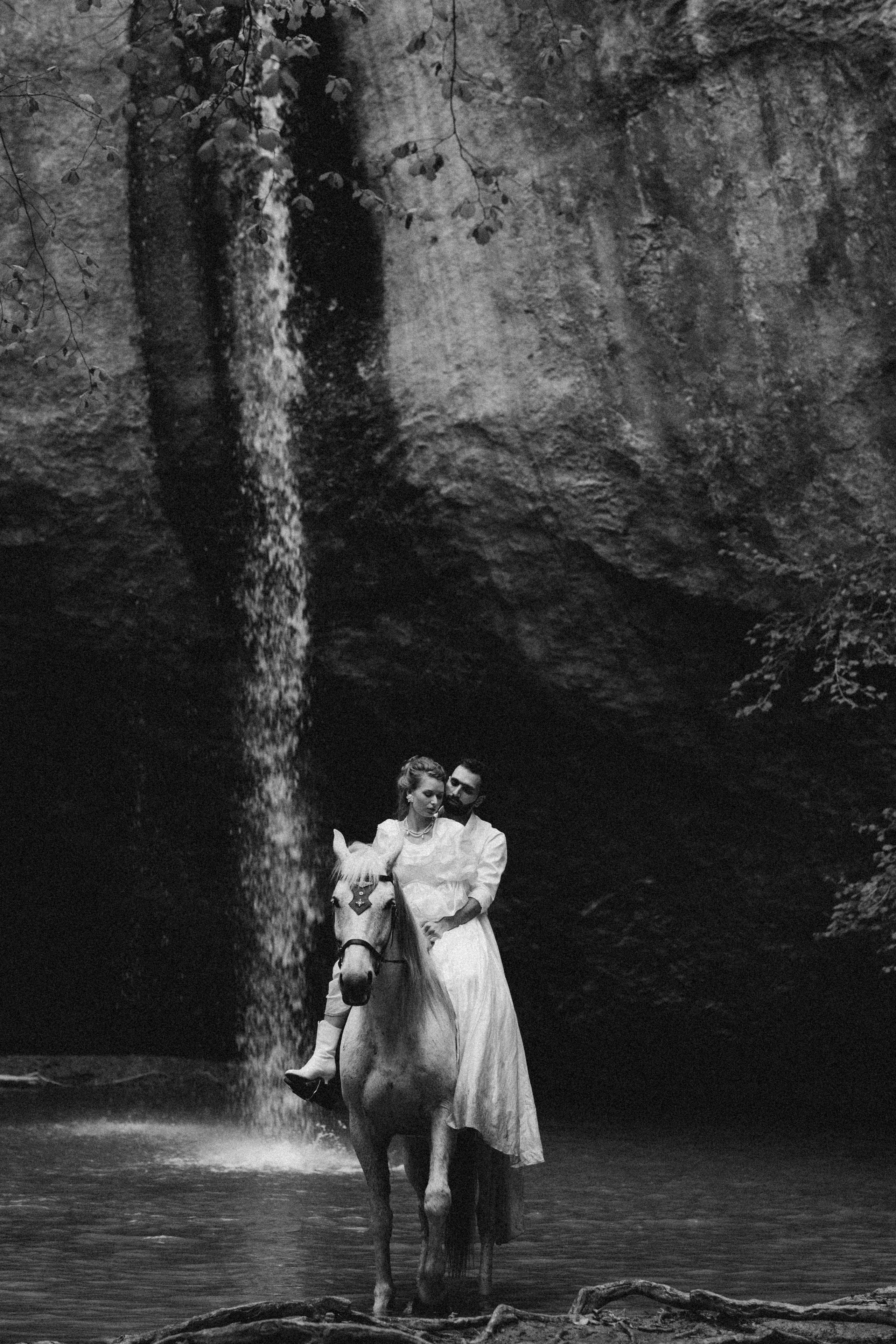 Свадебная фотосессия у водопада. Фотограф Анастасия Залевская