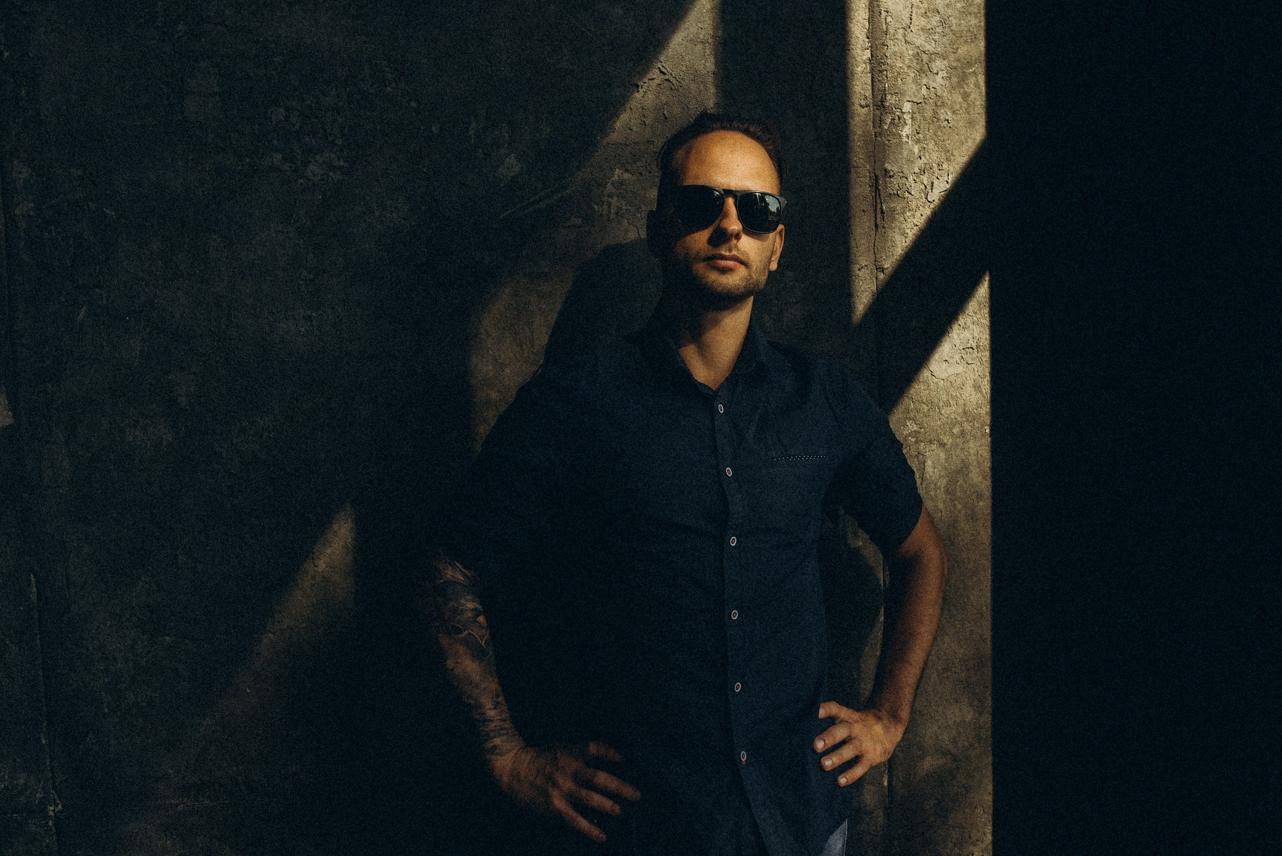 Крупный план, мужской взгляд, фотосессия в студии Wide