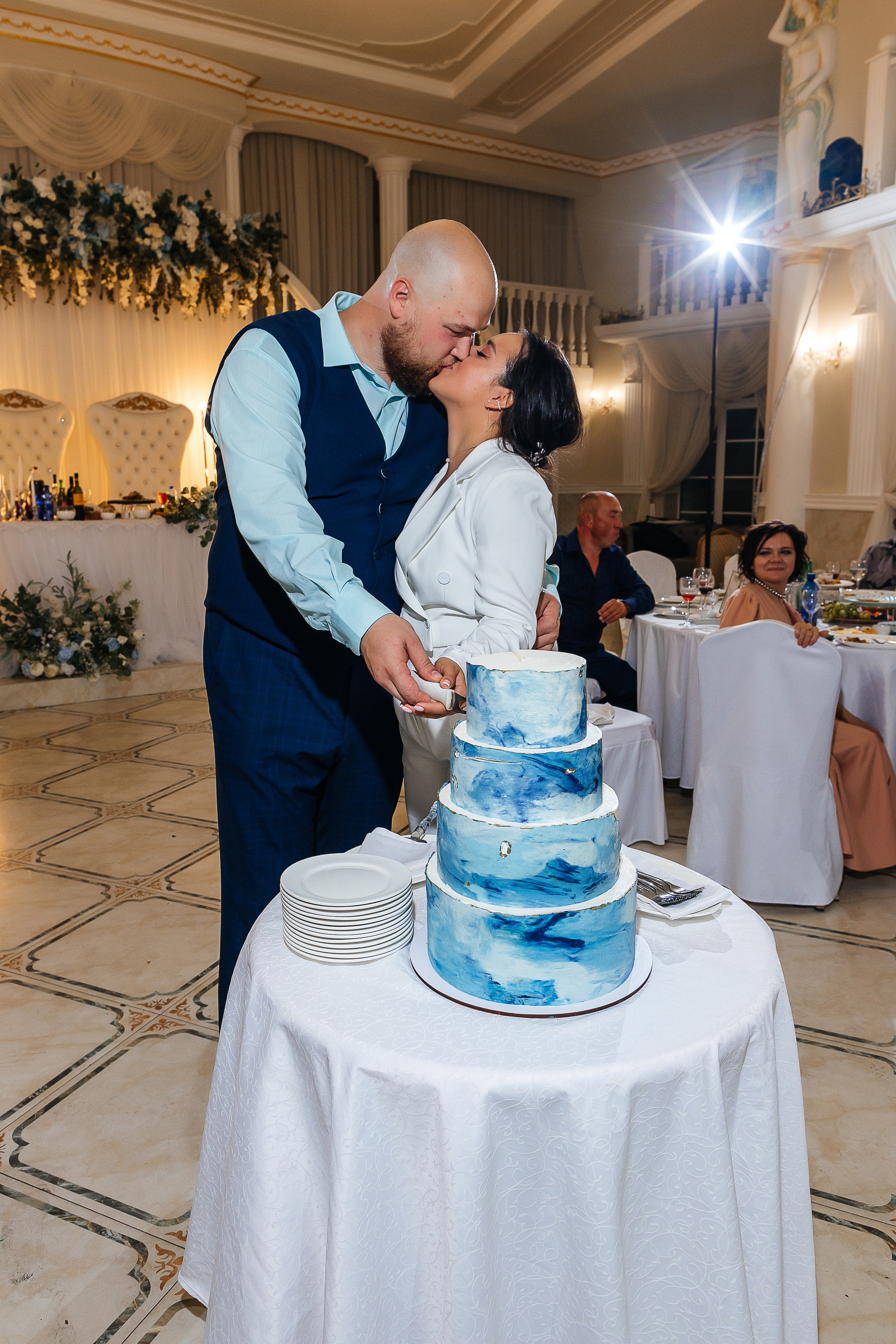 Невероятное появление невесты на свадебном ужине. Олег Сверчков | Свадебный фотограф Вологда