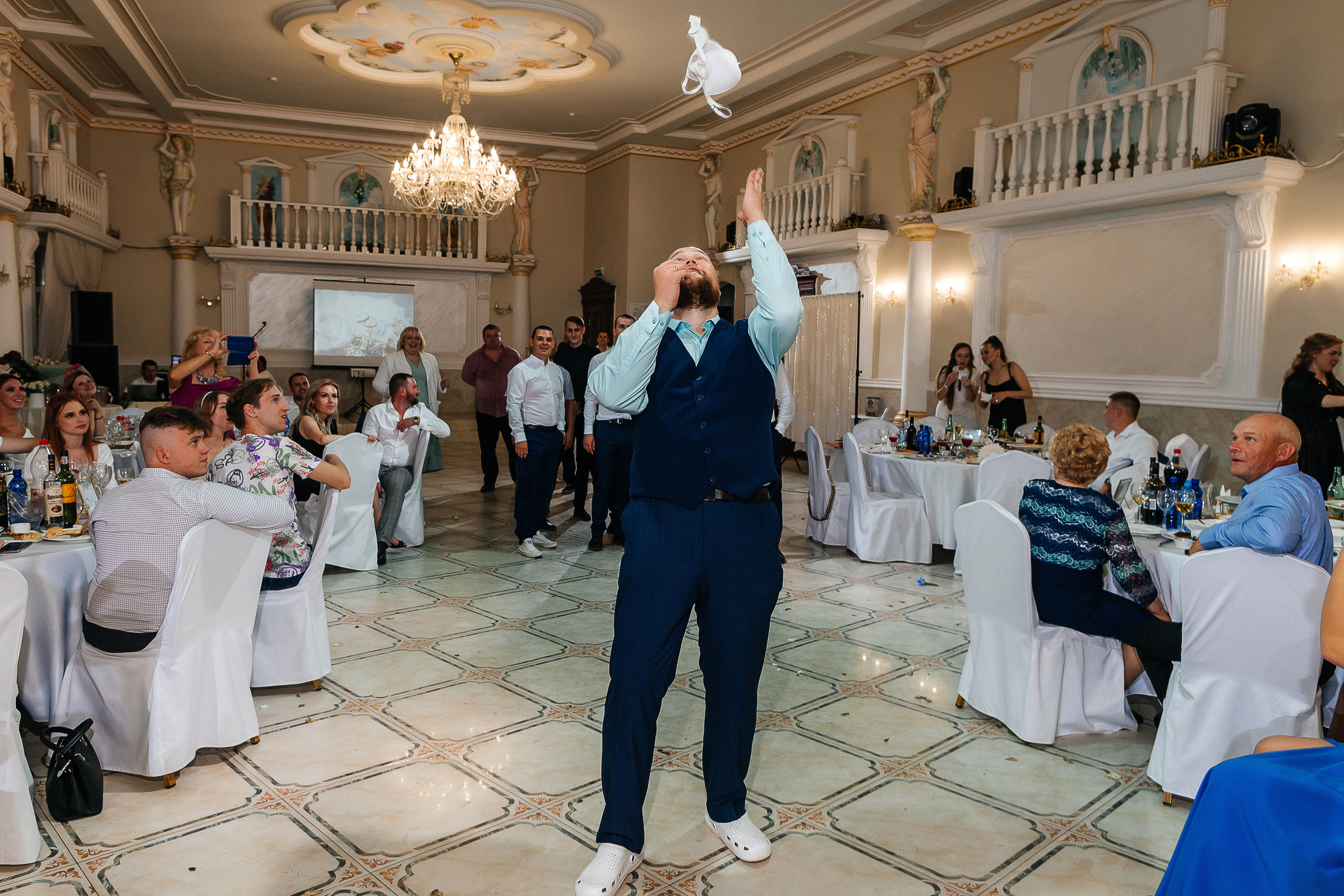 Невероятное появление невесты на свадебном ужине. Олег Сверчков | Свадебный фотограф Вологда