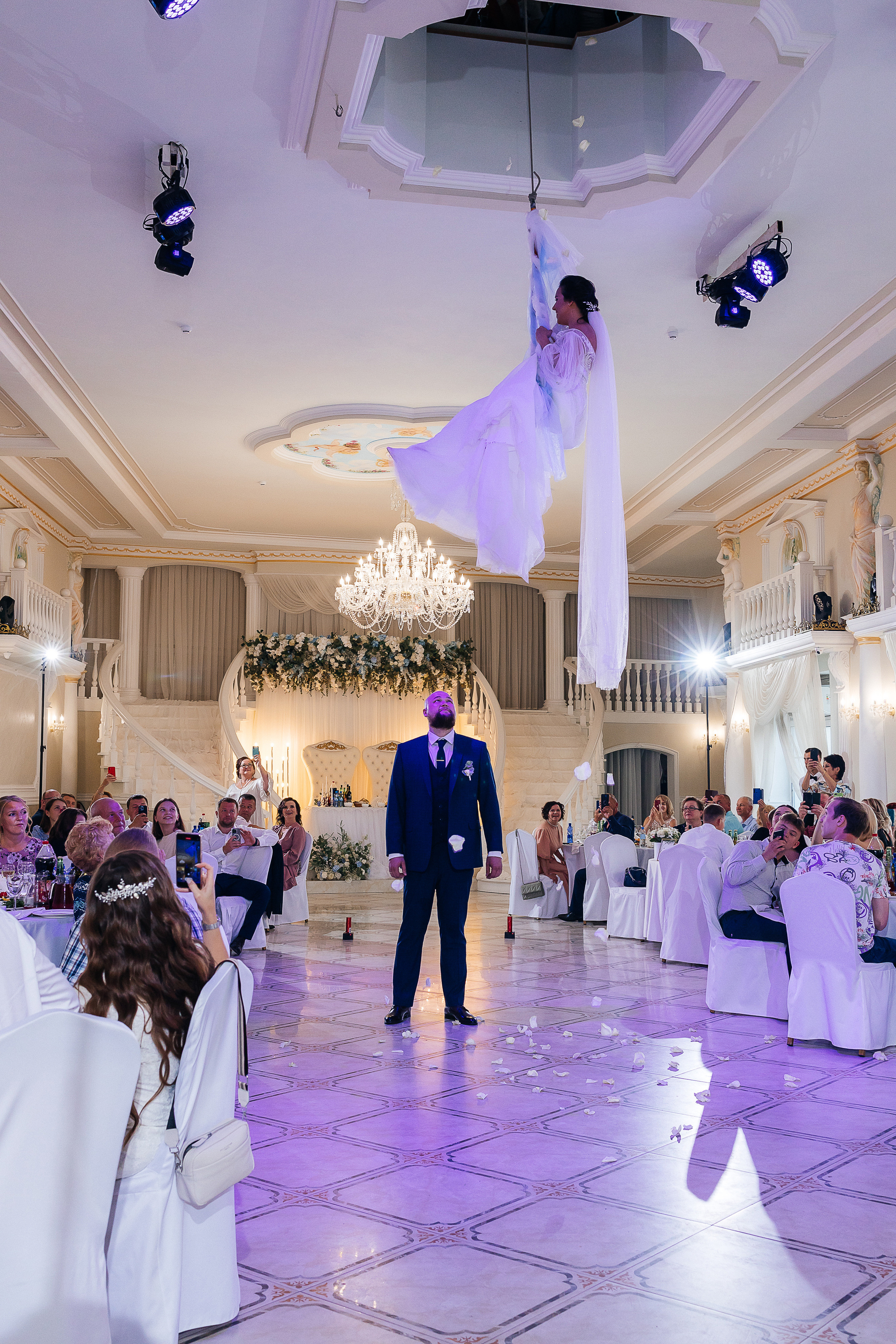 Невероятное появление невесты на свадебном ужине. Олег Сверчков | Свадебный фотограф Вологда