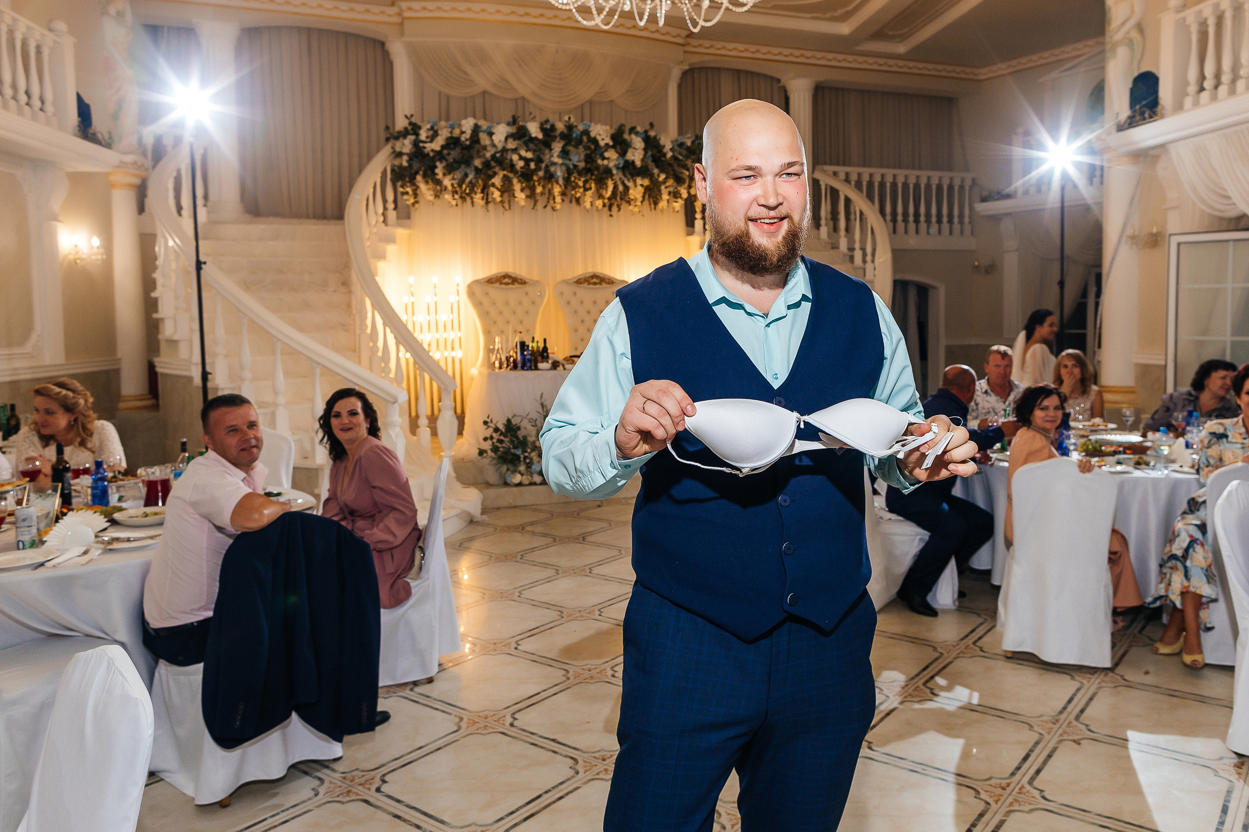 Невероятное появление невесты на свадебном ужине. Олег Сверчков | Свадебный фотограф Вологда