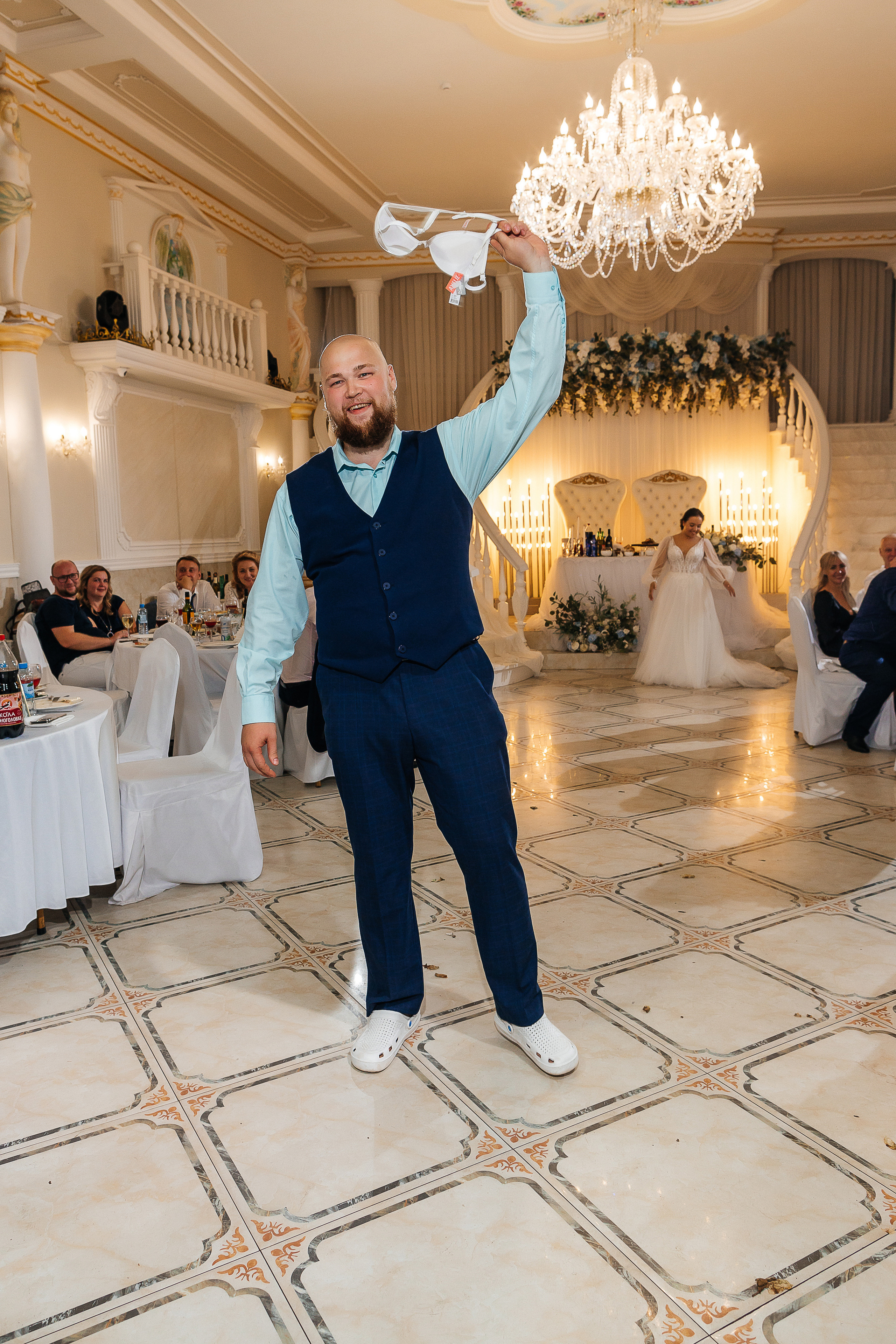 Невероятное появление невесты на свадебном ужине. Олег Сверчков | Свадебный фотограф Вологда