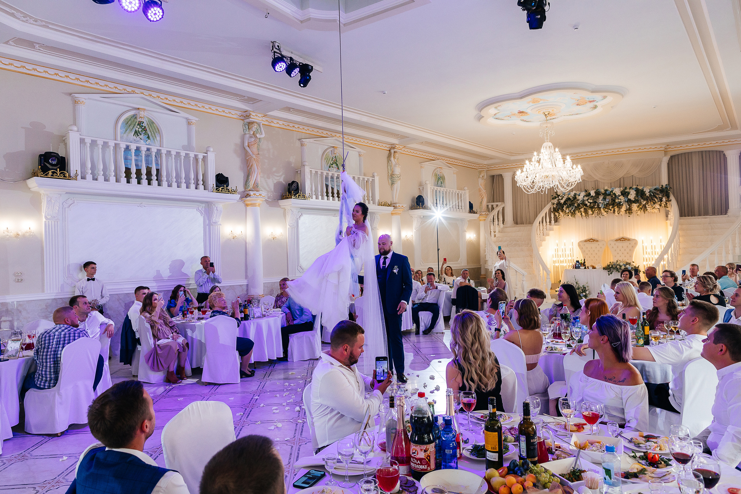 Невероятное появление невесты на свадебном ужине. Олег Сверчков | Свадебный фотограф Вологда