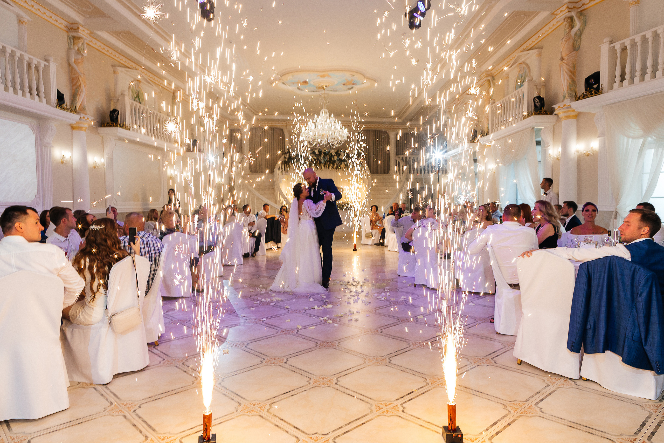 Невероятное появление невесты на свадебном ужине. Олег Сверчков | Свадебный фотограф Вологда