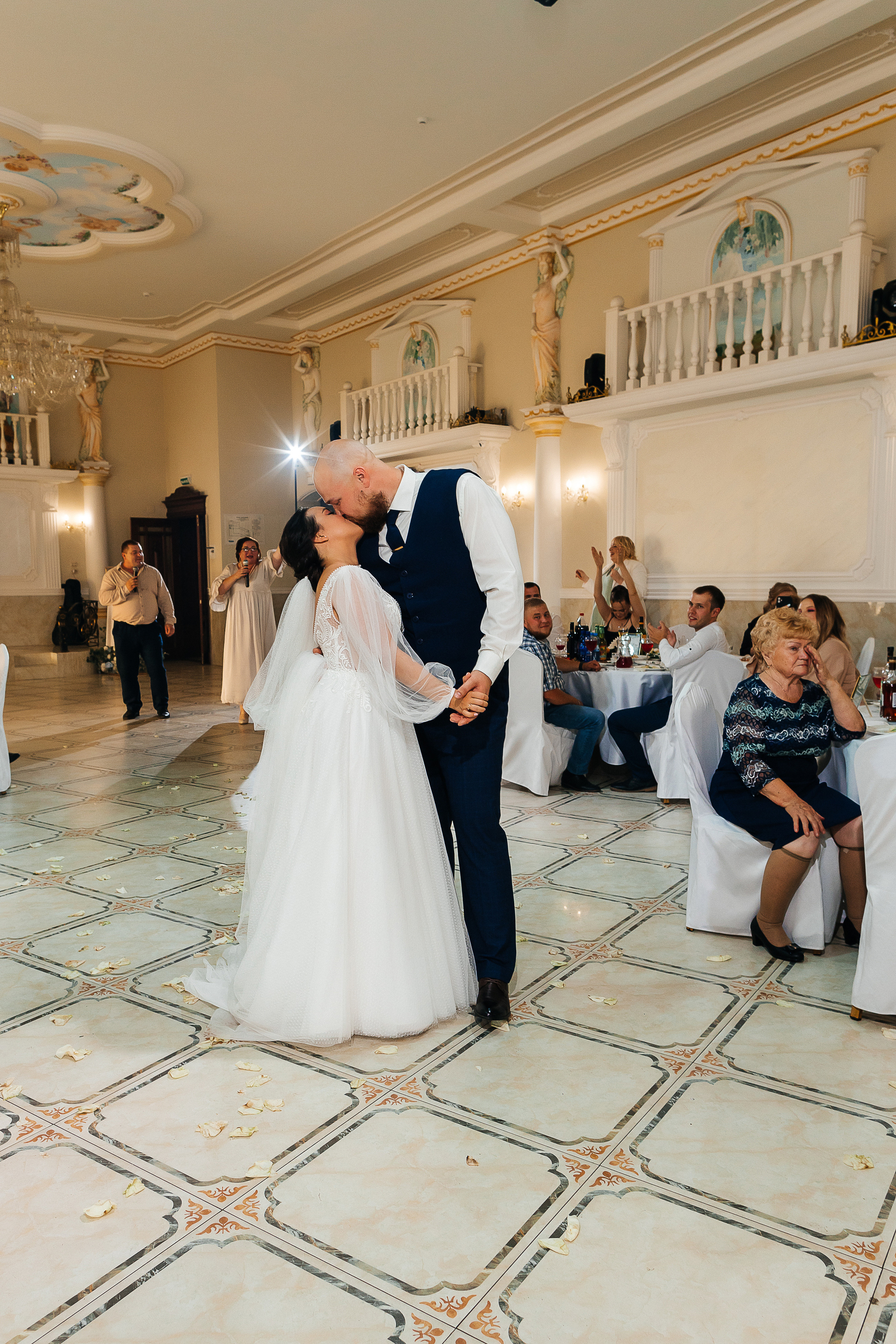 Невероятное появление невесты на свадебном ужине. Олег Сверчков | Свадебный фотограф Вологда