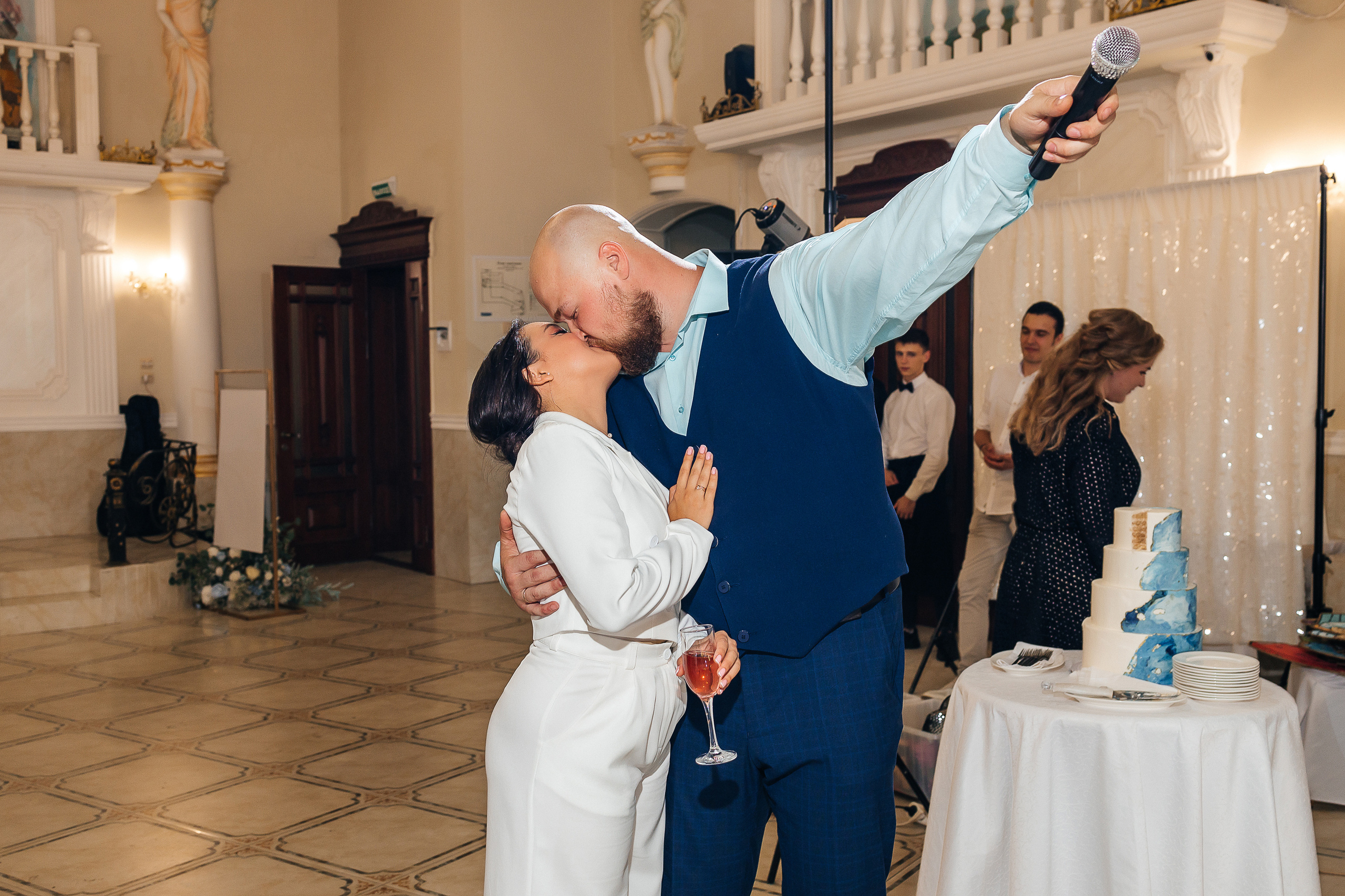 Невероятное появление невесты на свадебном ужине. Олег Сверчков | Свадебный фотограф Вологда