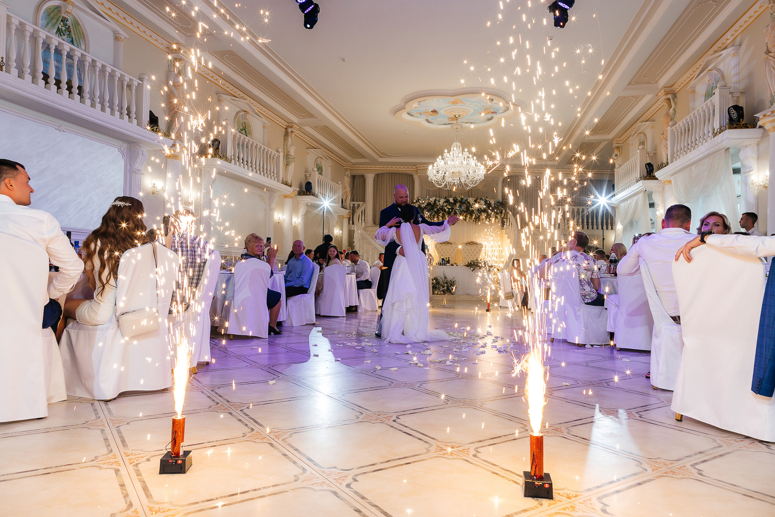 Невероятное появление невесты на свадебном ужине. Олег Сверчков | Свадебный фотограф Вологда