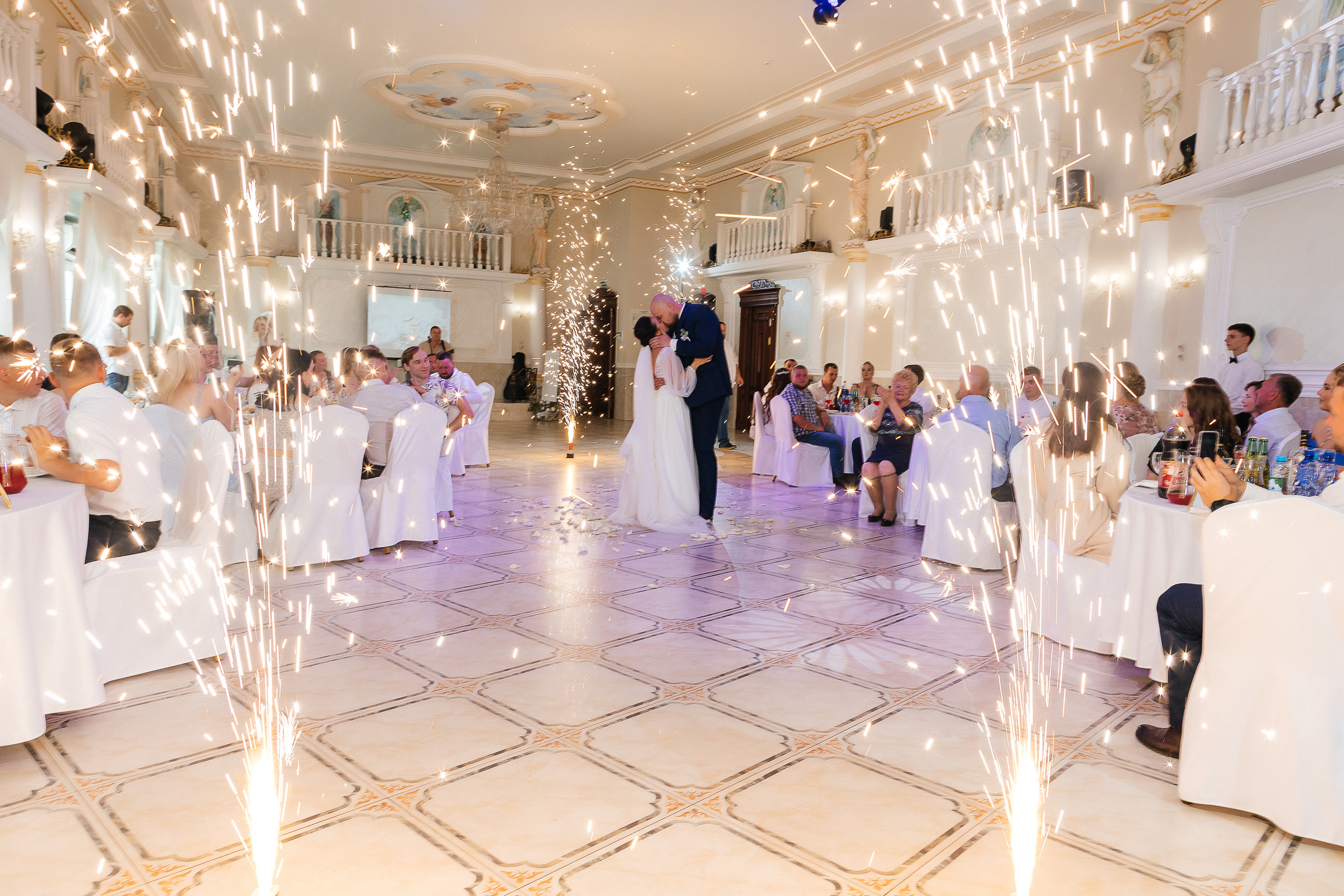 Невероятное появление невесты на свадебном ужине. Олег Сверчков | Свадебный фотограф Вологда