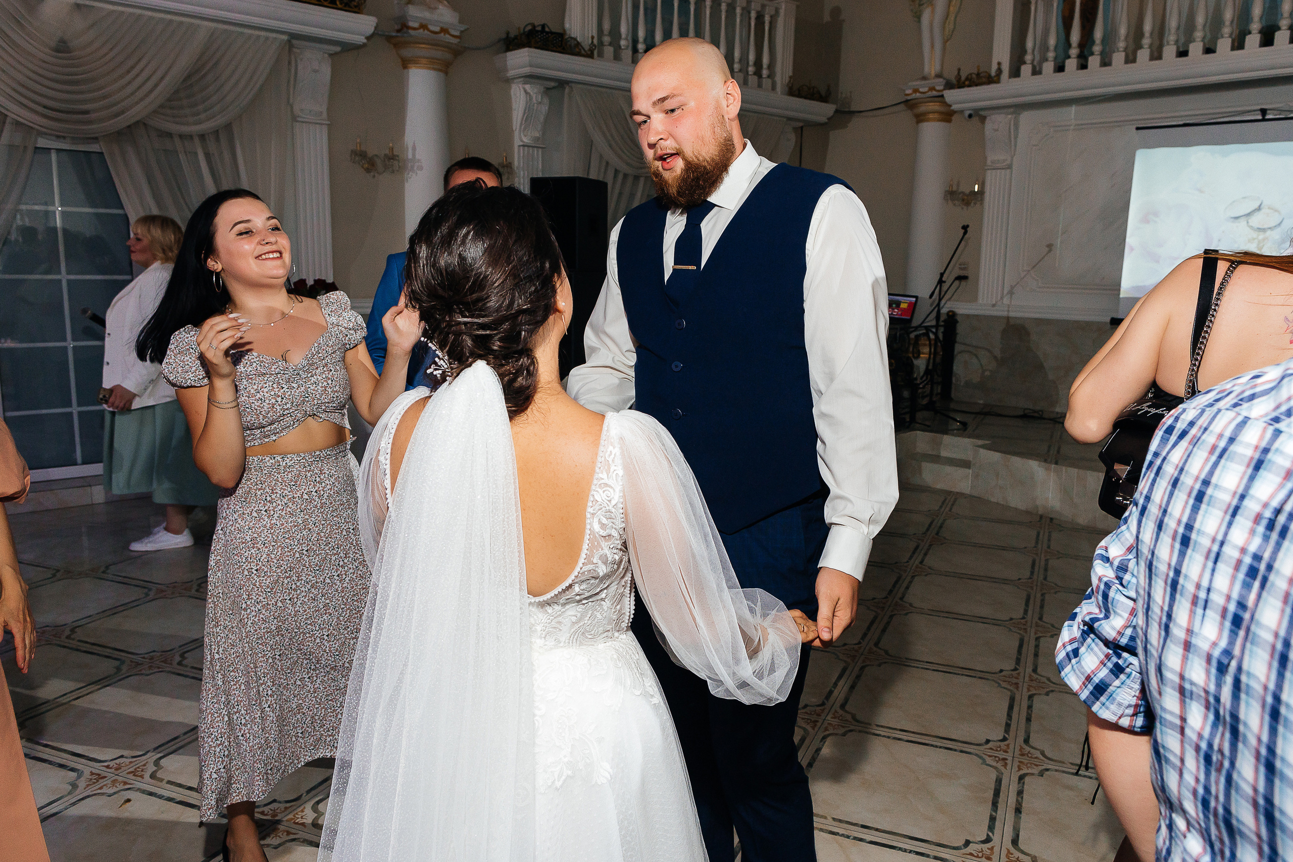 Невероятное появление невесты на свадебном ужине. Олег Сверчков | Свадебный фотограф Вологда