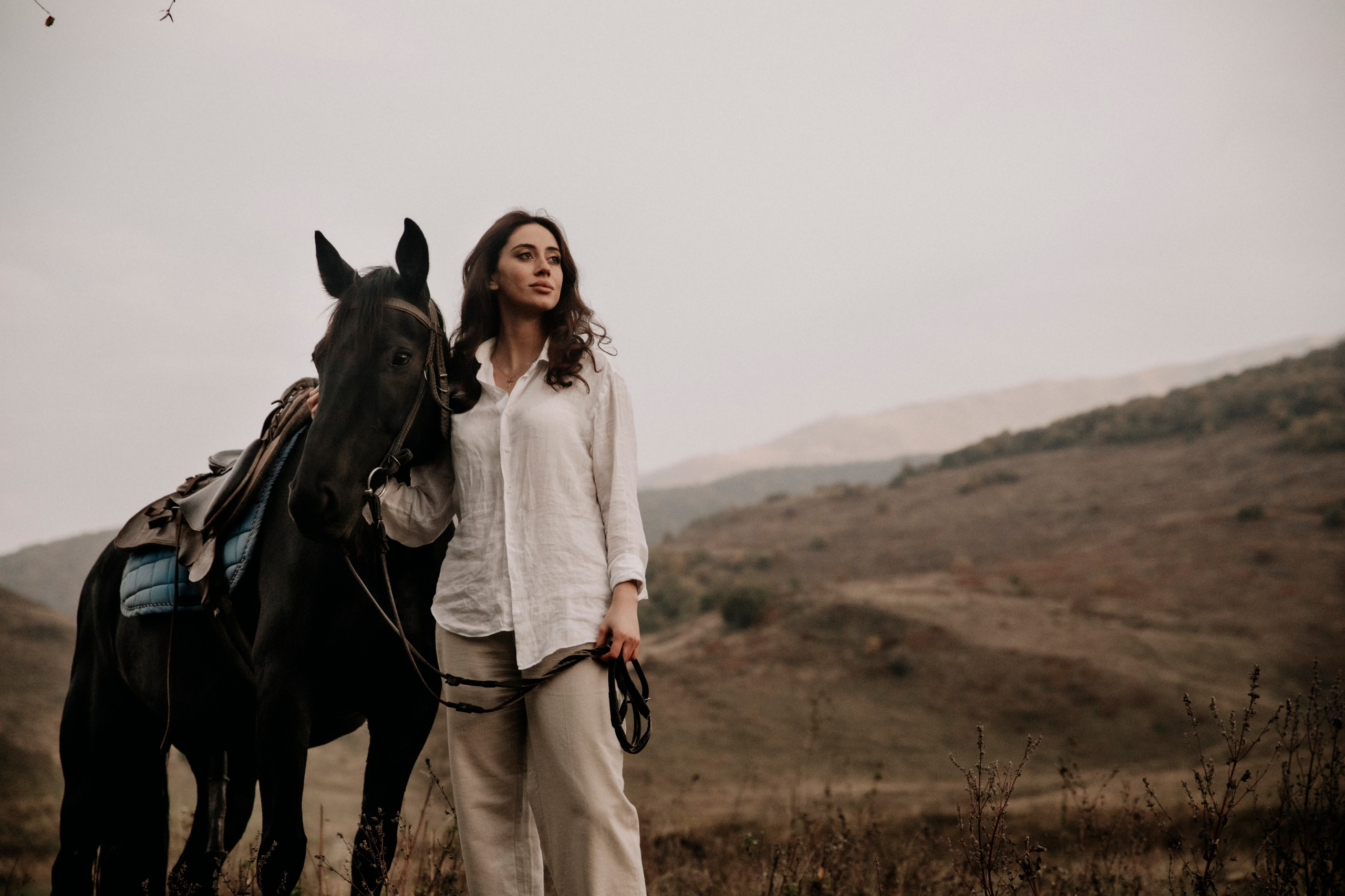 фотосессия с лошадью, фотосессия, лошадь, фотосессия в горах, фото с конем, фотография с лошадью, фотосессия, горы, Кавказ, фотосессия в песках, фотограф Осколкова Ульяна