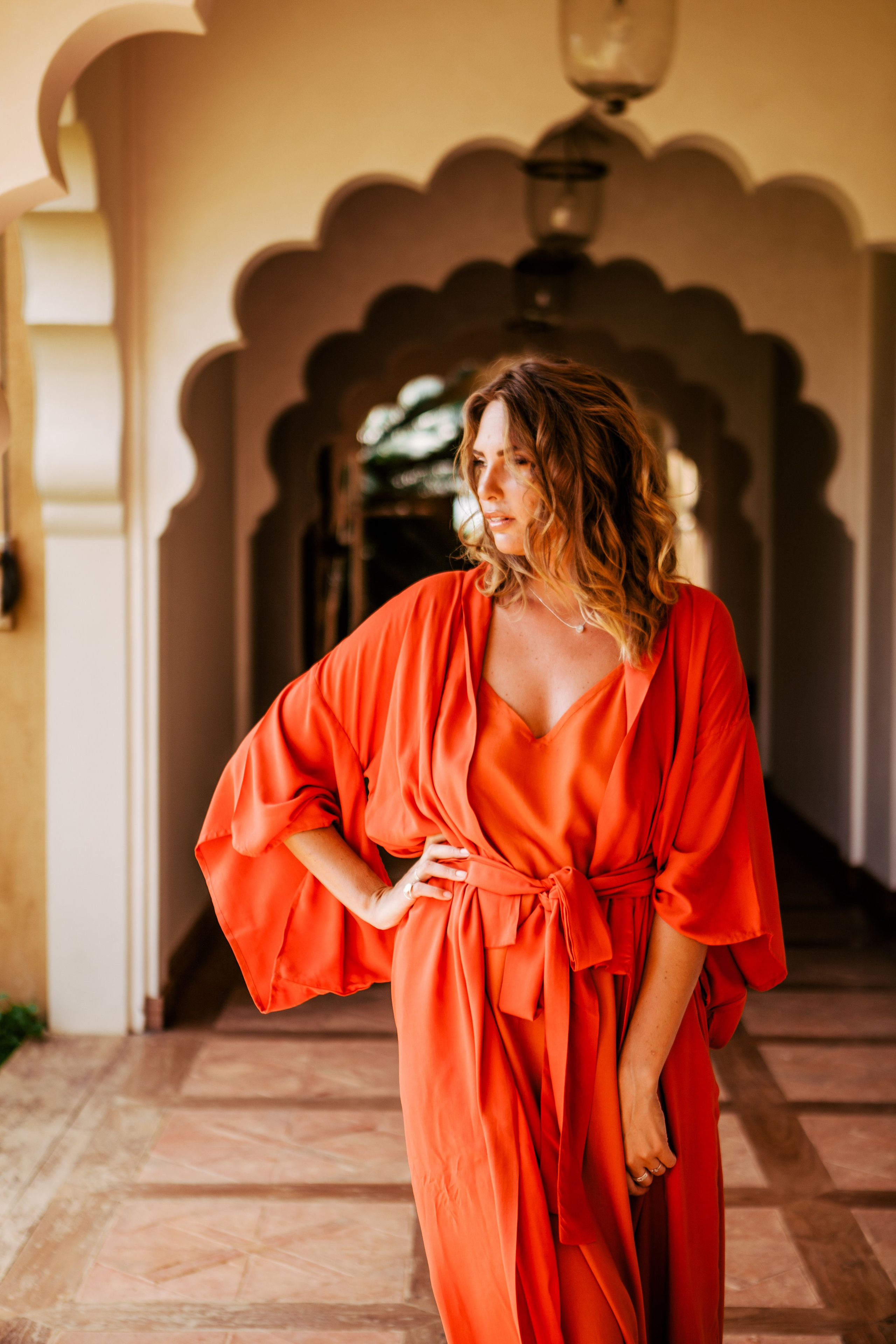Девушка в красном платье в отеле Malabar Hill — Роскошная портретная съемка | Шри-Ланка. Фотограф на Шри-Ланке