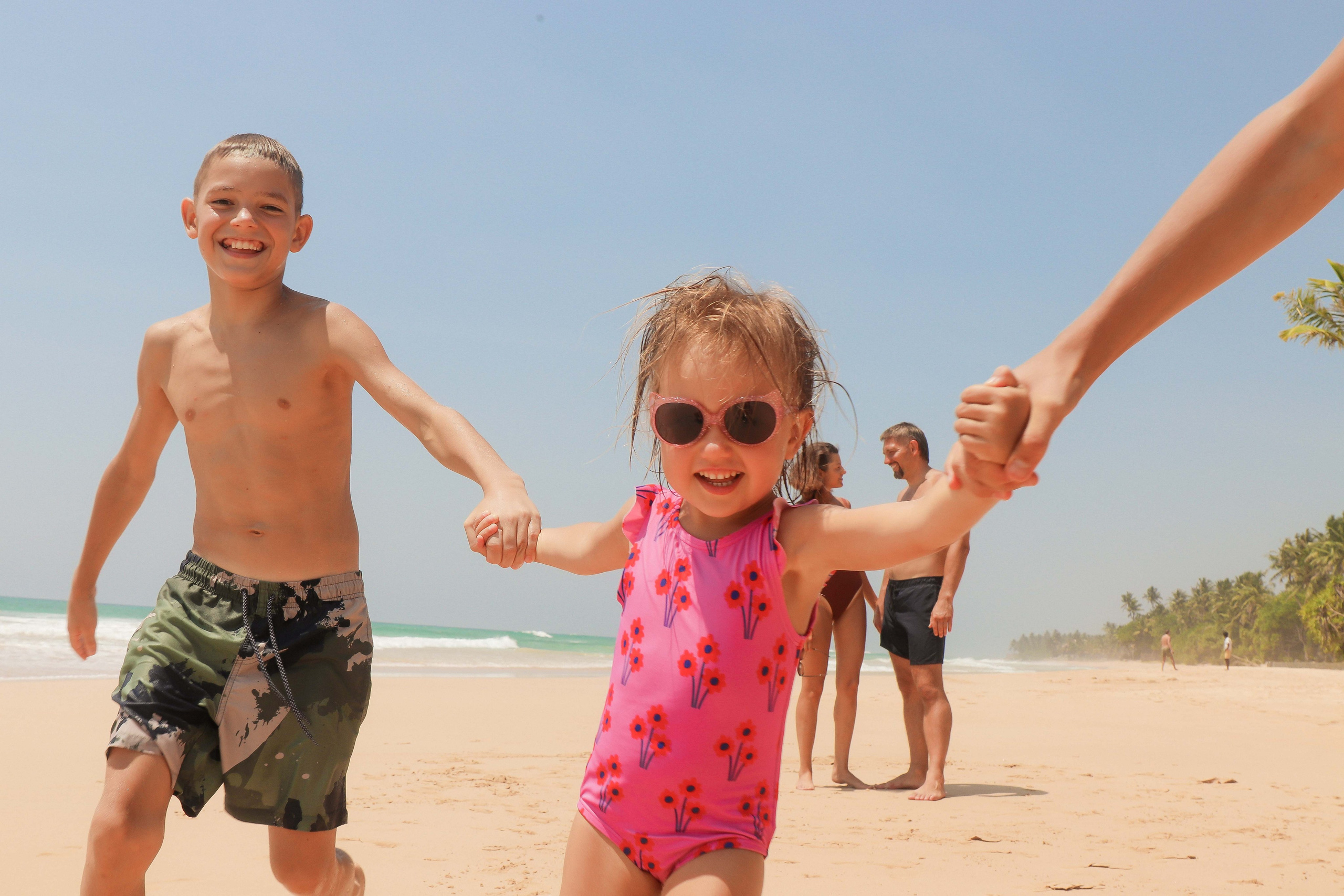 «Дети бегут по белому песку Хабарадува: энергия и радость в каждом кадре»