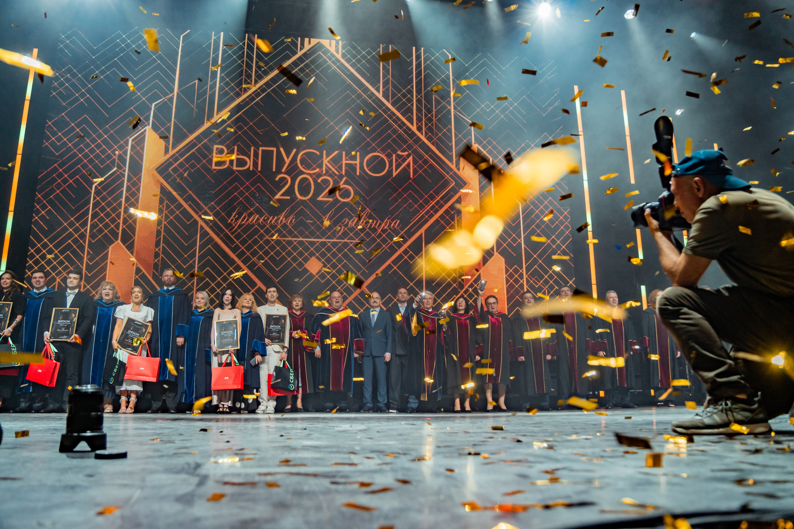 Выпускной Финунивер 2026 | VK Stadium. Репортажный и портретный фотограф Дмитрий Коротков | Москва