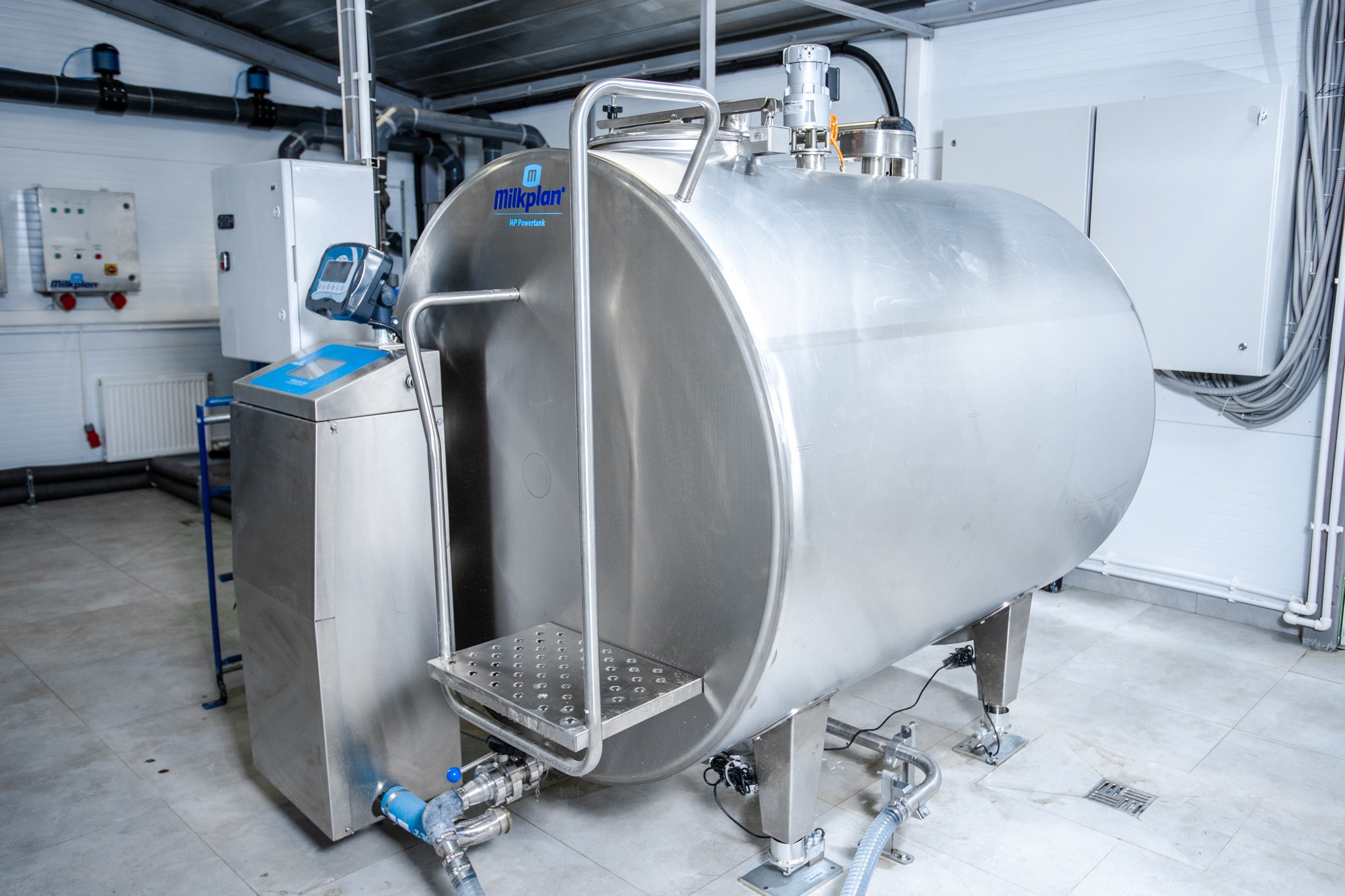 Оборудование хранения молока. Репортажный, промышленный и маркетплейс-фотограф Дмитрий Чернат