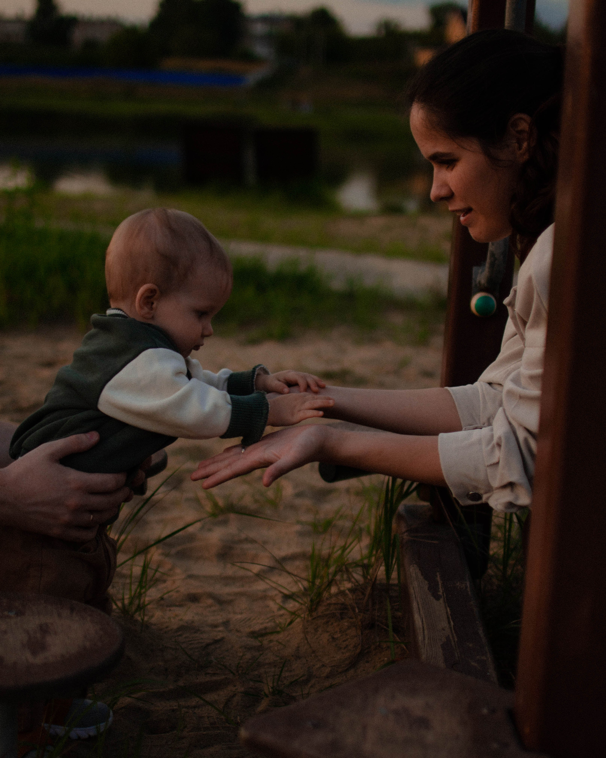Семейная фотосессия на закате, мама с сыном