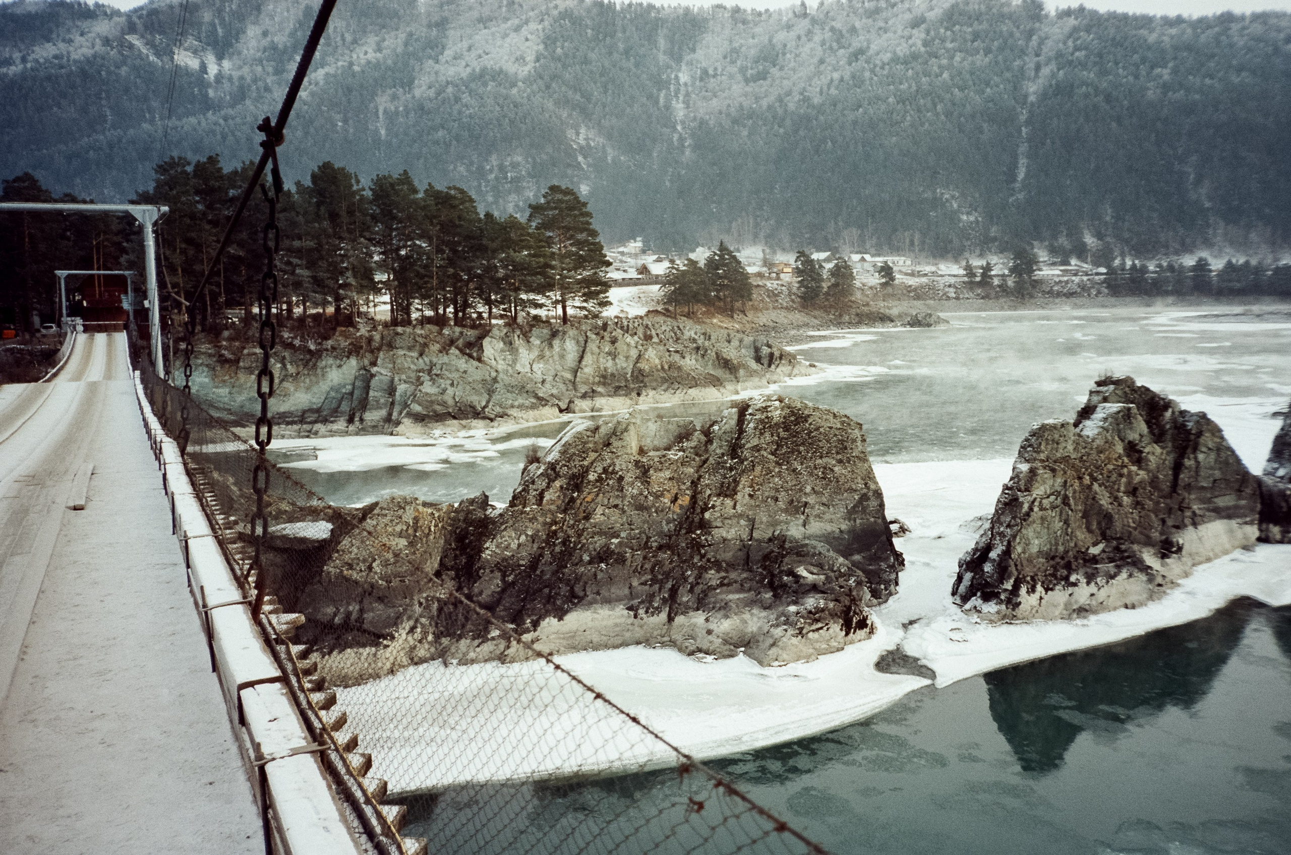 Мост над скалами Зубы Дракона. Зимняя Катунь. Фотограф-документалист Мария Осокина