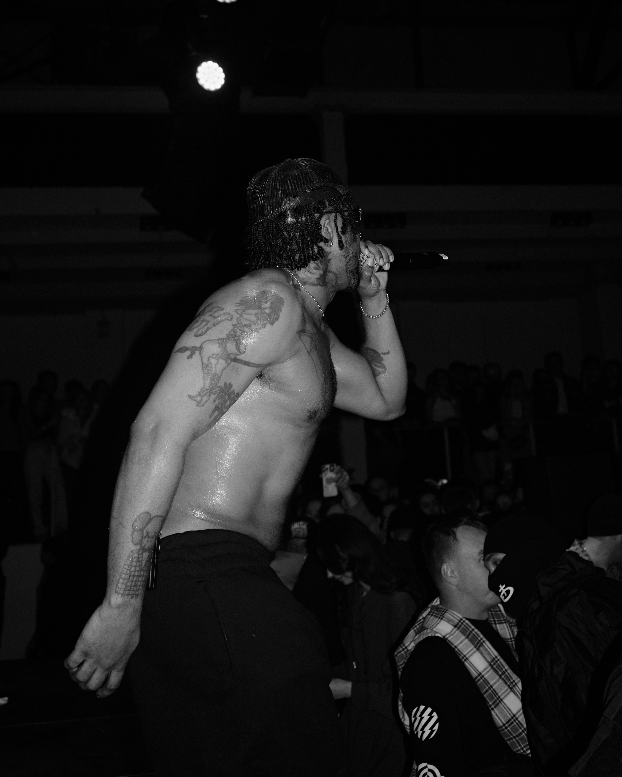 Azizi Gibson. NOIZOMAX Художественный фотограф в Дубай