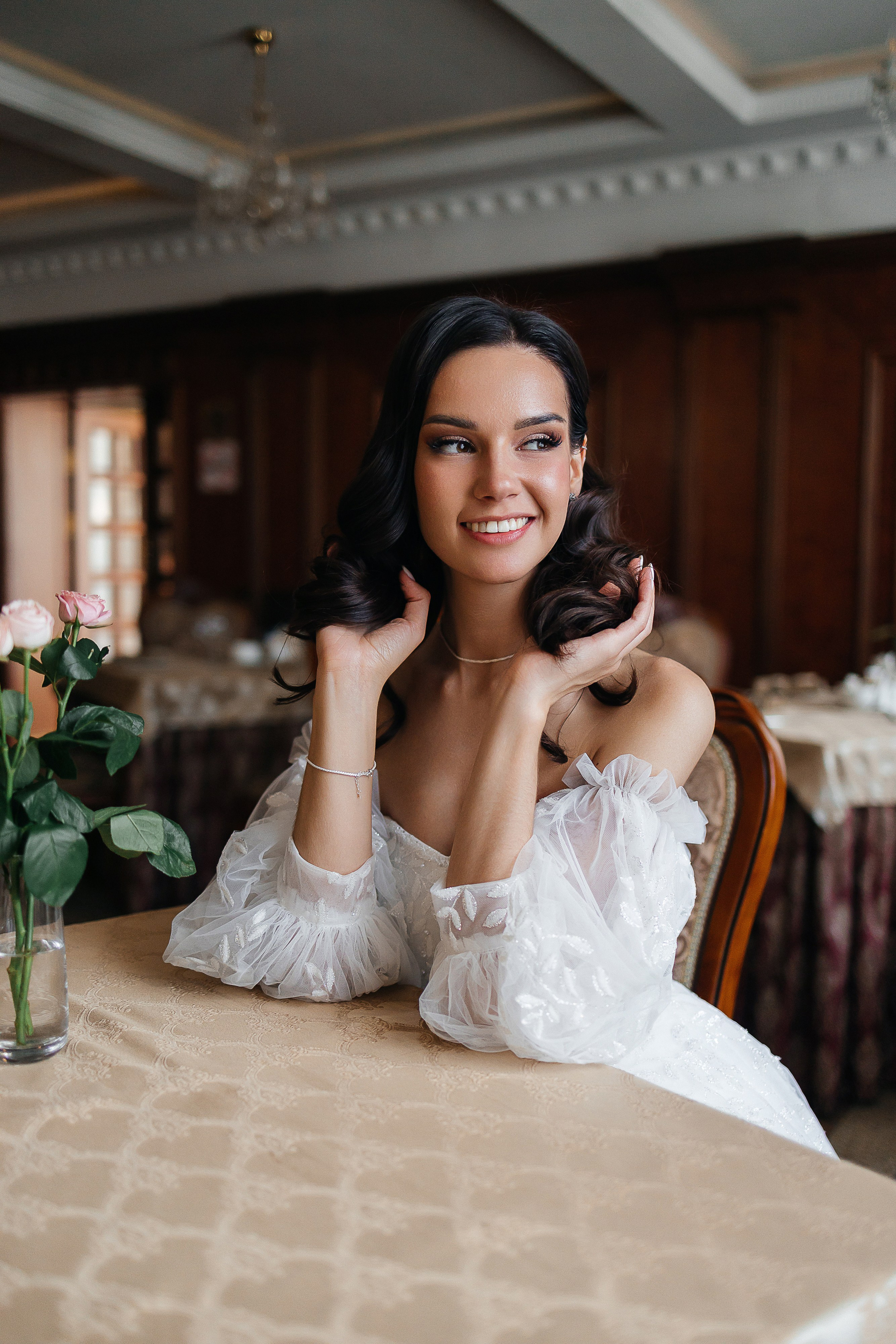 Волшебное утро невесты в номере отеля. Олег Сверчков | Свадебный фотограф Вологда