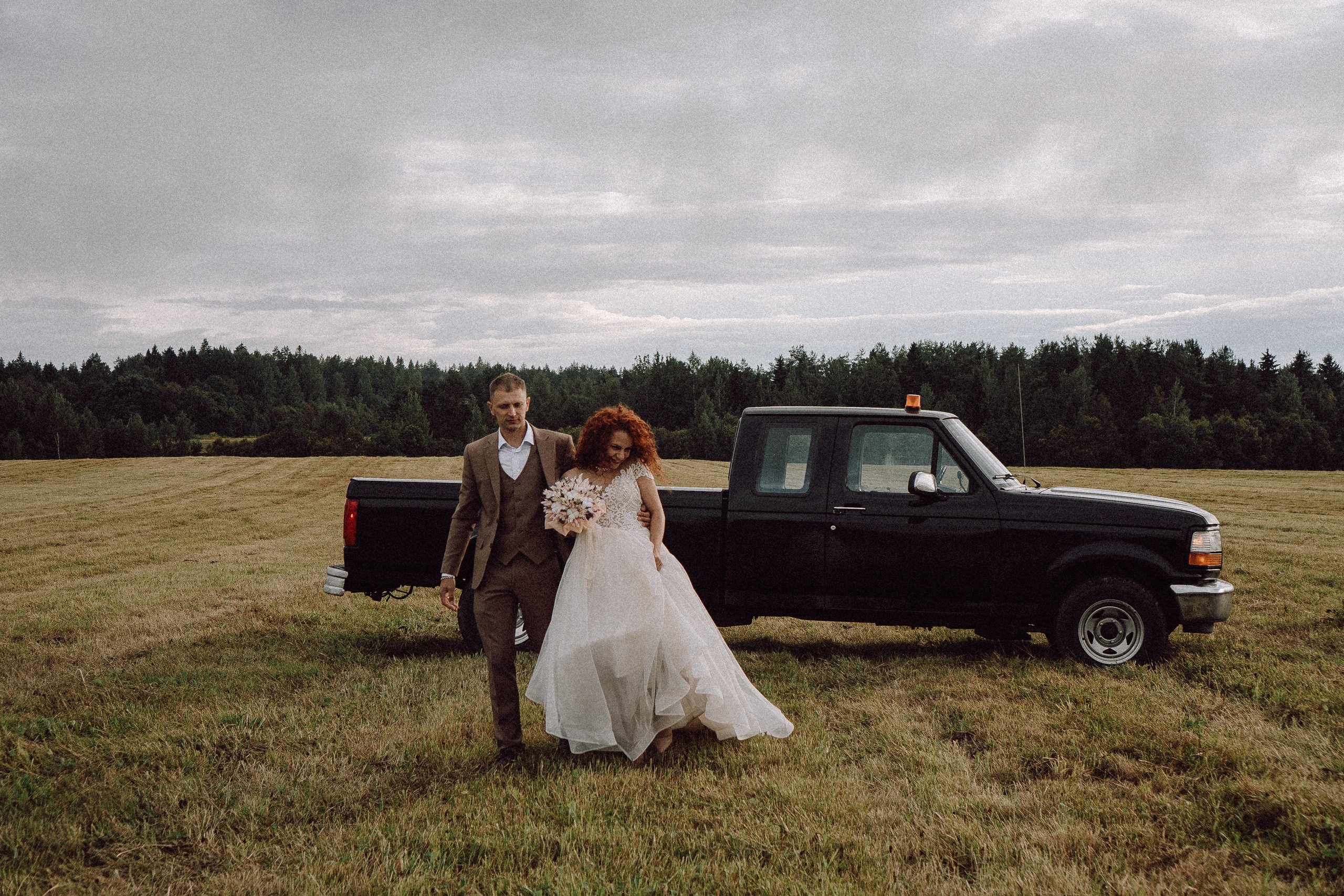 СВАДЕБНАЯ ФОТОСЕССИИЯ ПАРЫ В ГОРОДЕ ПРИОЗЕРСК В СОСНОВОМ ЛЕСУ И С ПИКАПОМ. Профессиональный фотограф, Санкт-Петербург — Виктория Богомолова