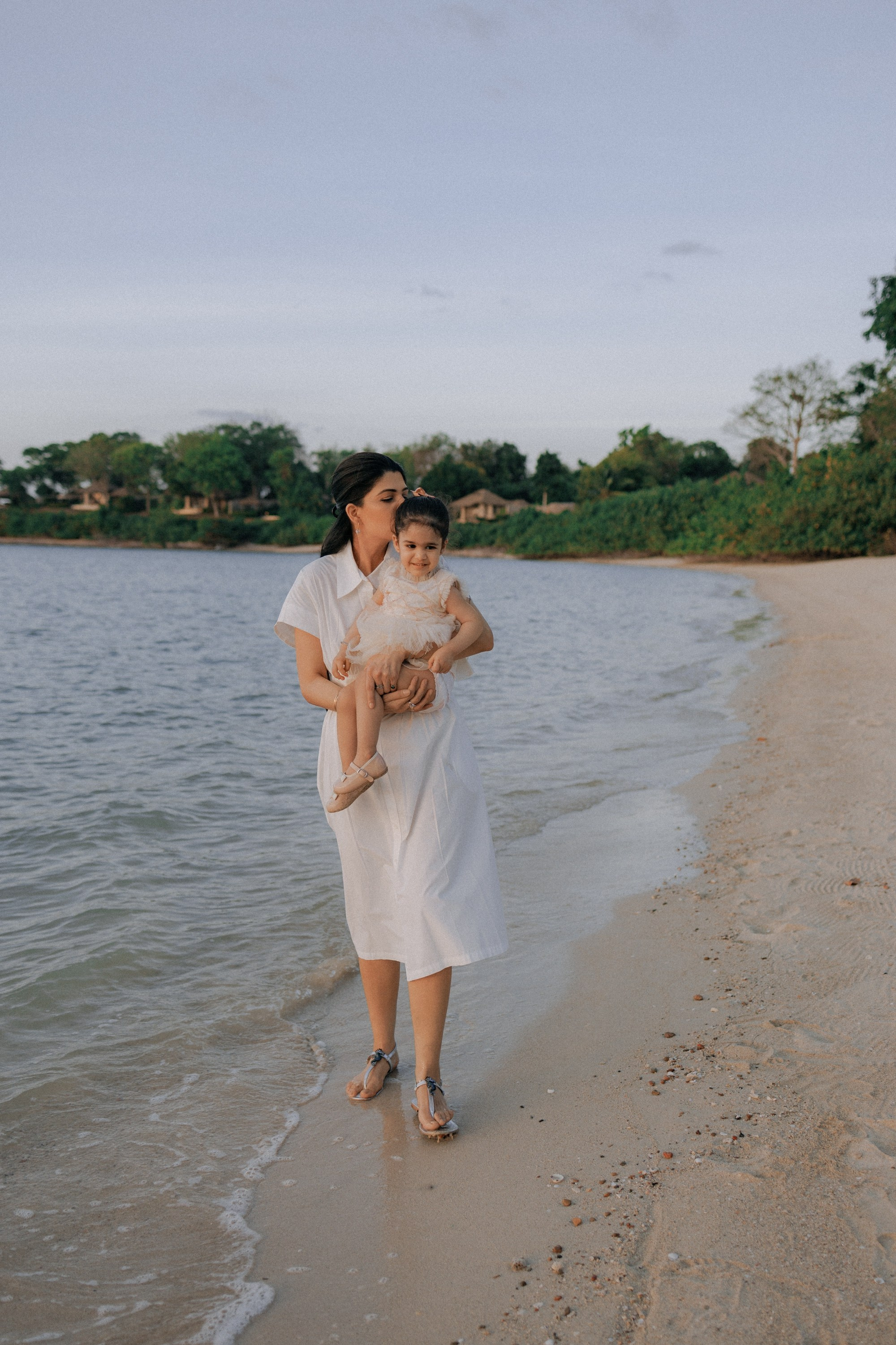 Family photoshoot in Phuket, Thailand. Fedor Lemeshko — Destination Wedding and Family Lifestyle photographer