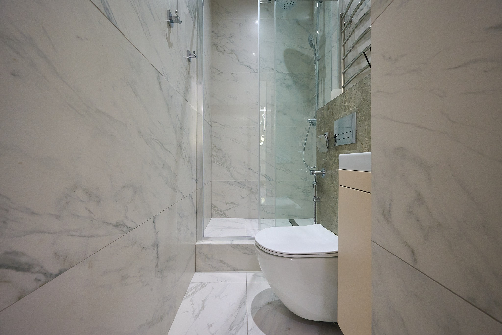 ванная комната светлые плиты душевая кабина 