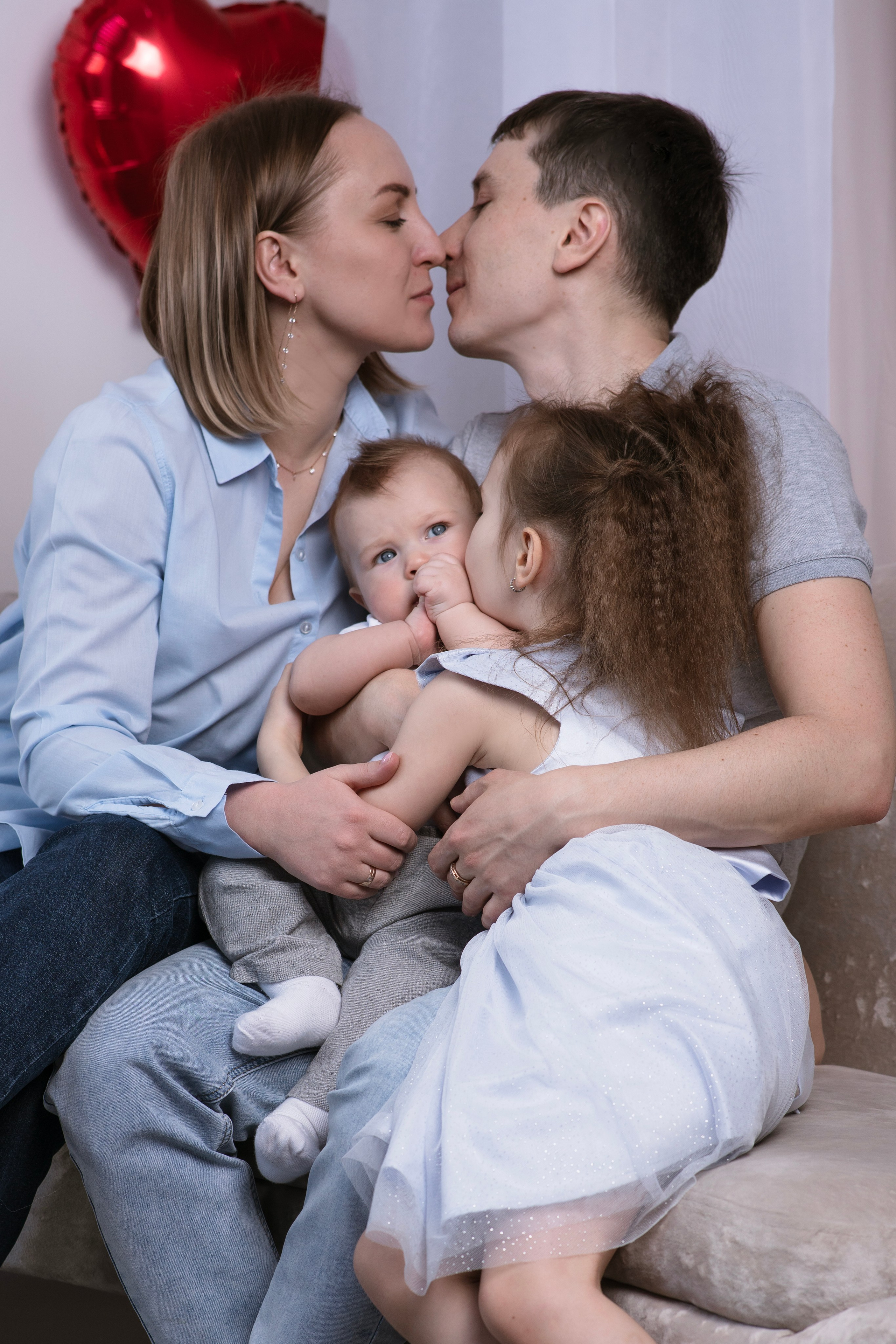 Семейная съемка в студии фотографа. Семейный фотограф в Омске Александра Яровикова