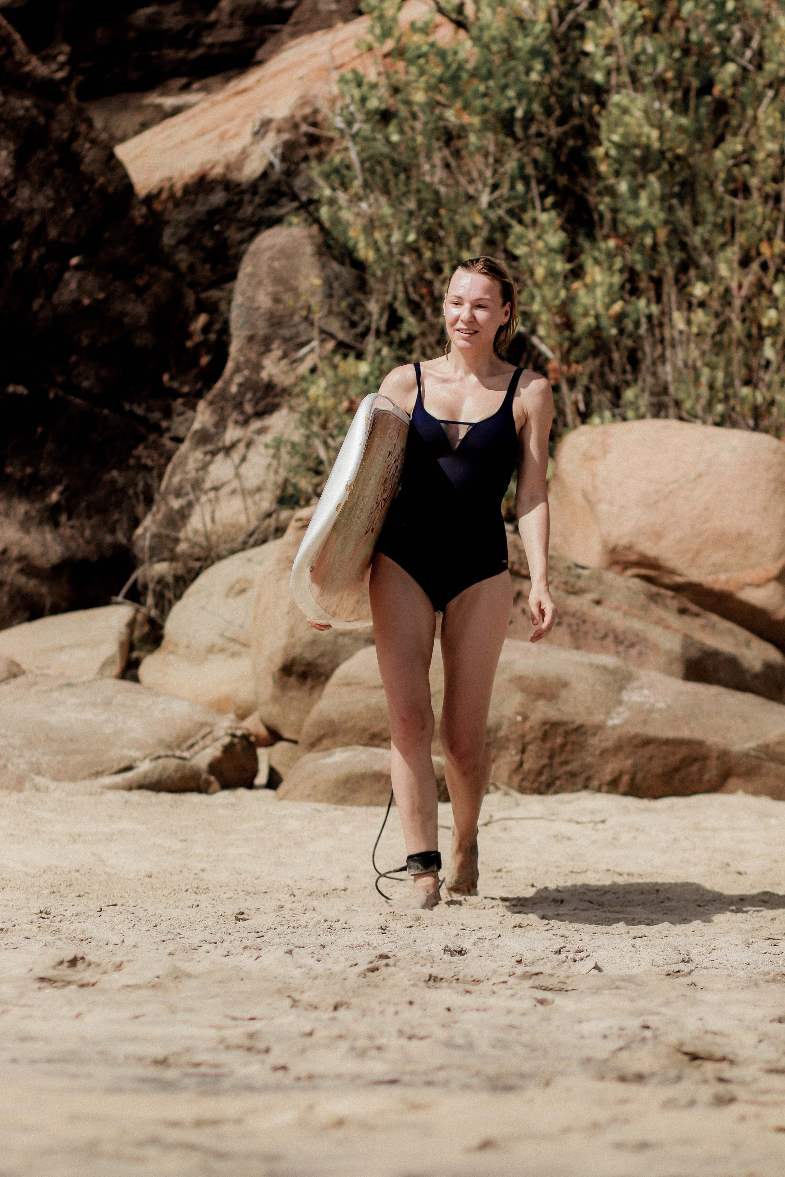 Экспресс-съемка 30 мин: девушка с серфом в воде на пляже Поттувиль Шри-Ланка. Фотограф на Шри-Ланке