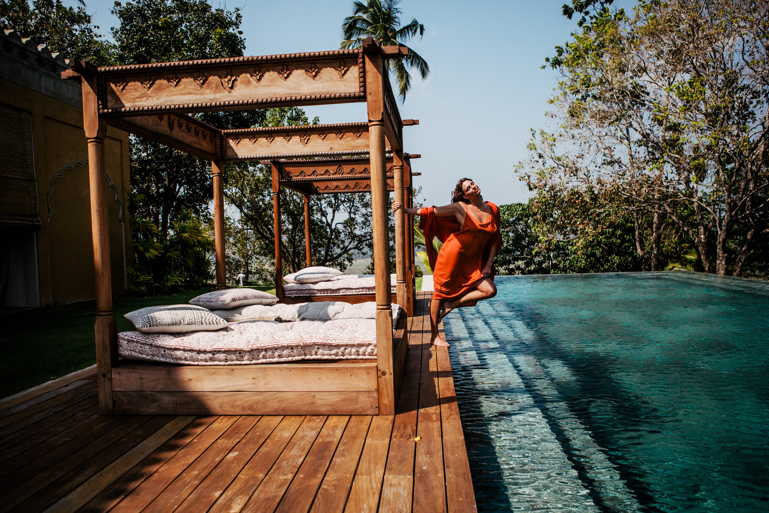 Девушка в красном платье в отеле Malabar Hill — Роскошная портретная съемка | Шри-Ланка. Фотограф на Шри-Ланке