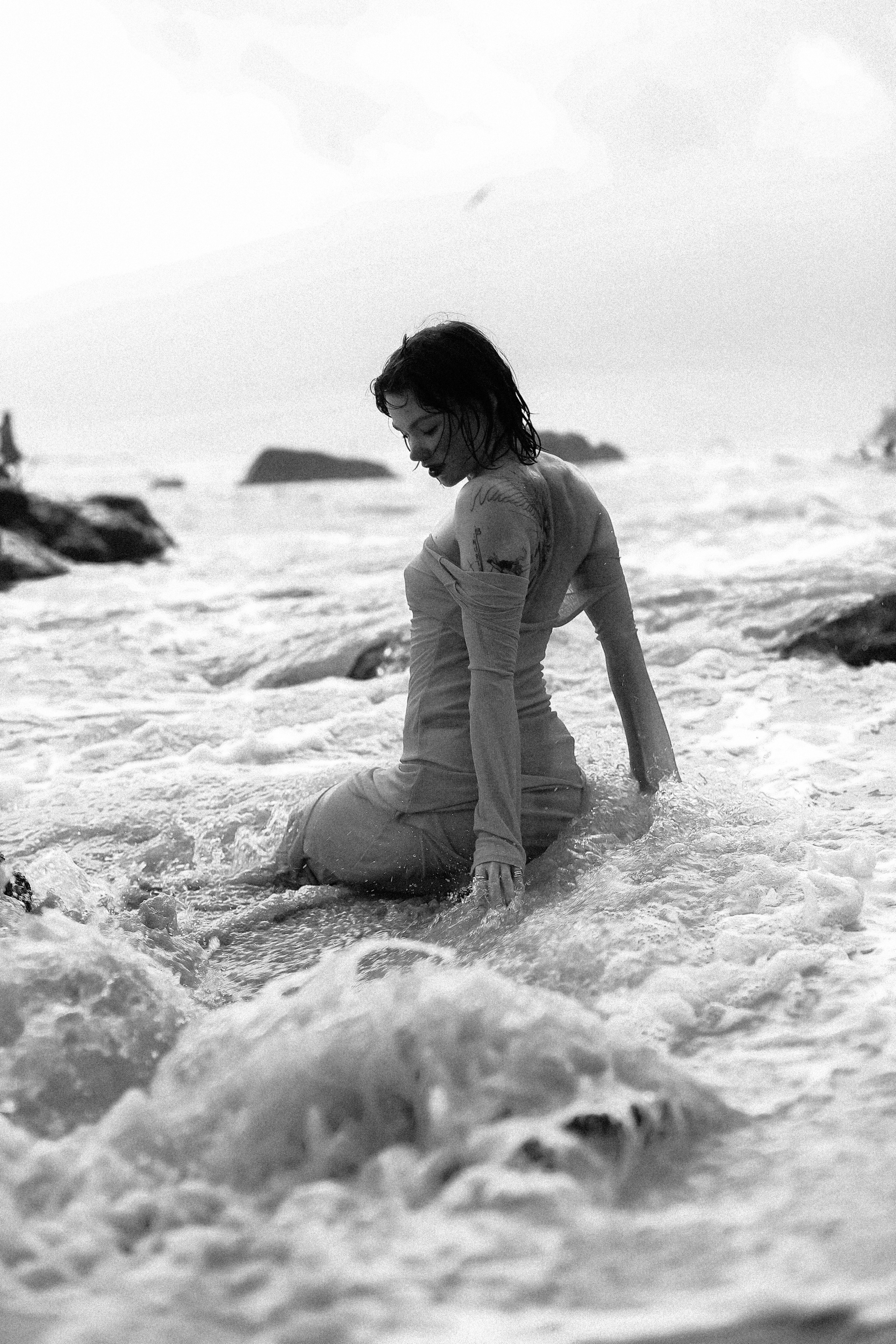 Эстетичные кадры на закате: девушка в прозрачном платье на камнях у отеля Naomi Beach | Нюд-фото. Фотограф на Шри-Ланке